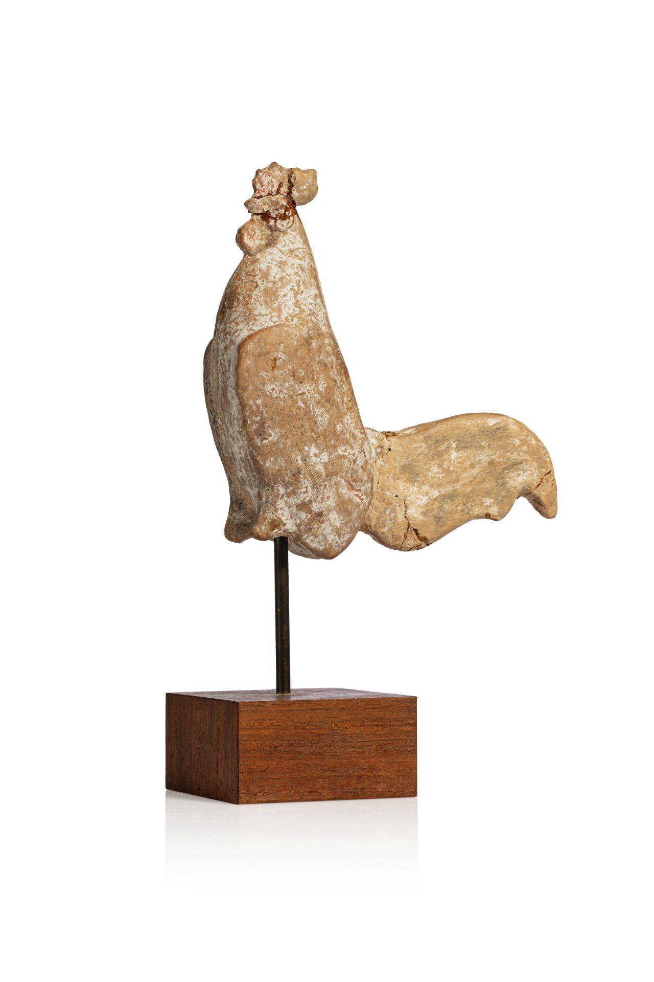 Statuette représentant un coq, les pattes terminées en moignons. La crête et les [...]