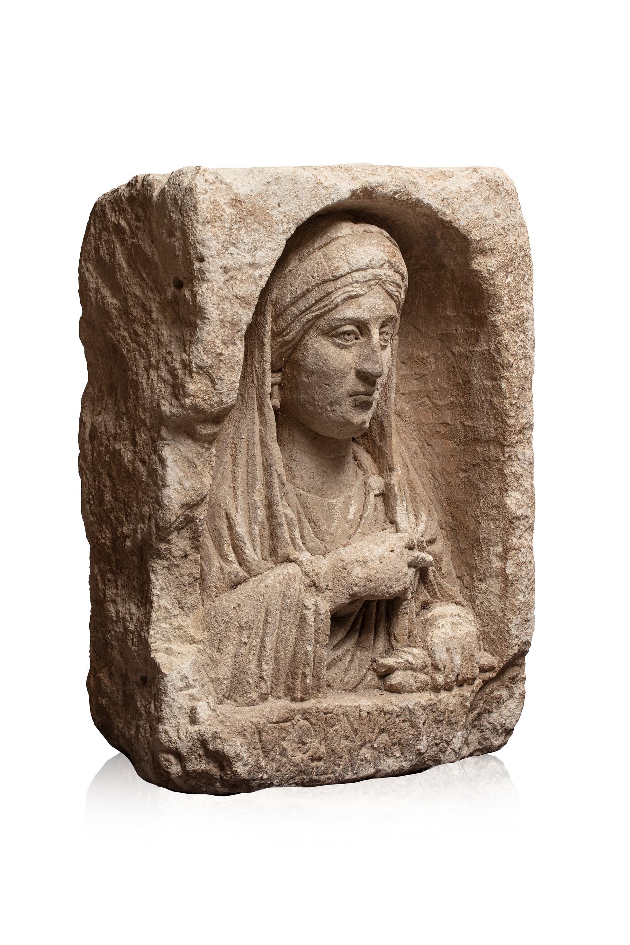 Stèle rectangulaire à niche cintrée laissant apparaitre un buste de Patricienne [...] - Bild 2 aus 4