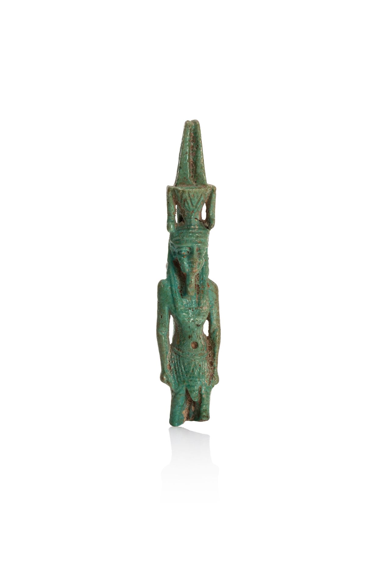 Grande amulette représentant le Dieu Nefertoum debout les bras le long du corps. - [...]
