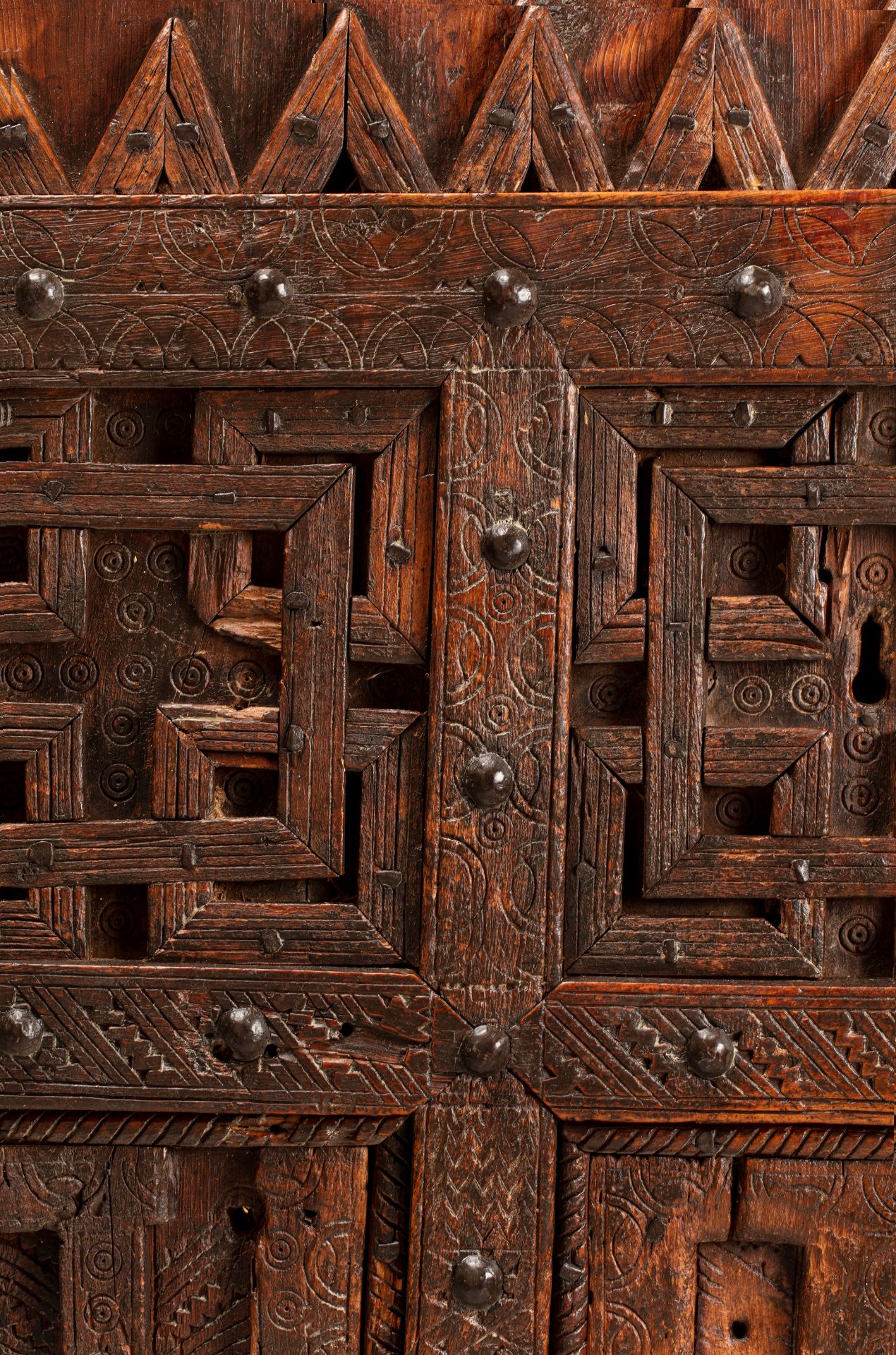 Porte berbère - Maroc, XIXe siècle - En bois naturel sculpté à motifs [...] - Bild 2 aus 2