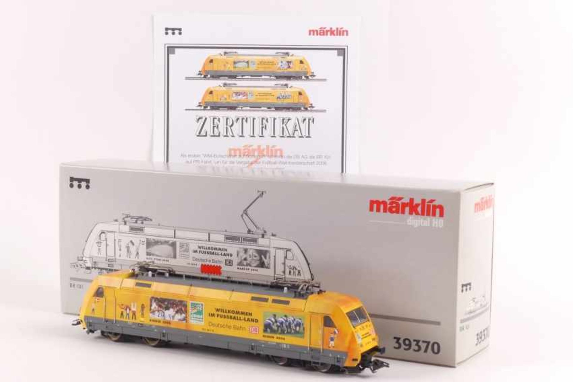 Märklin 39370Märklin 39370, Elektrolok "101 001-6" der DB-AG, Ganzlok-Lackierung "FUSSBALL-LAND",