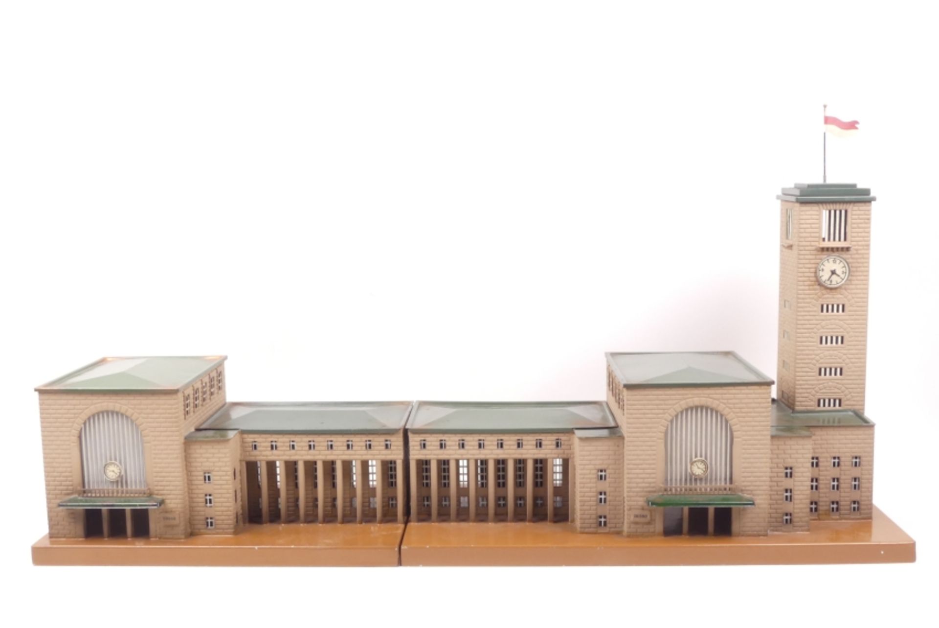 Märklin Stuttgarter Bahnhof 2039/0, Vorkriegsversion, mit Fahne, farblich zusammen passend, leicht