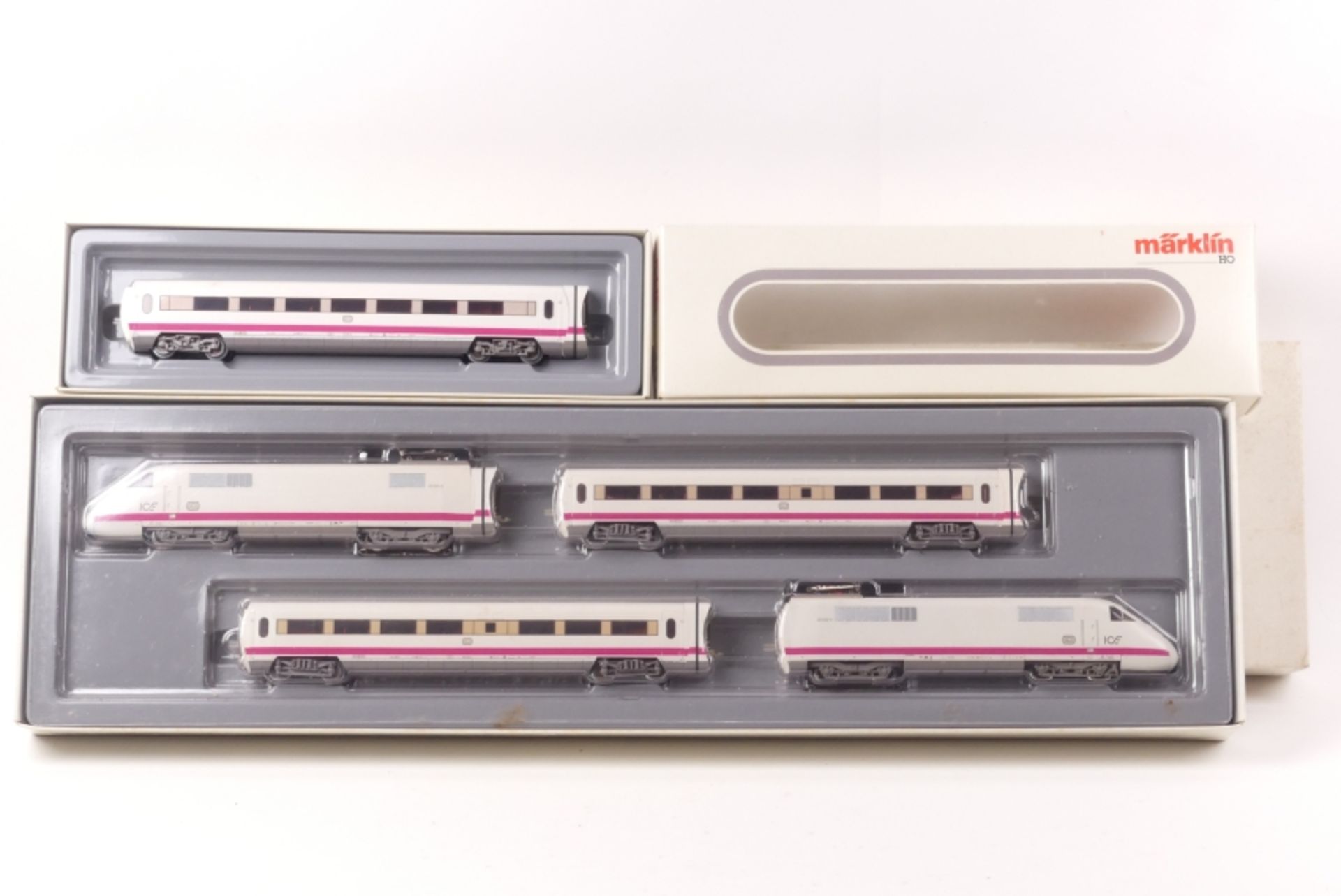 Märklin 3371 Zugpackung ICE 4-teilig, 2 Triebköpfe, grauweiß mit magenta farbenem Strifen und pa