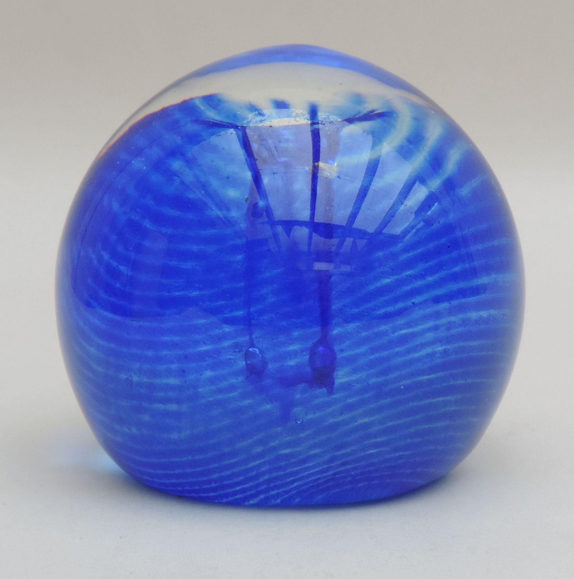 PAPERWEIGHT, kugelförmiger Korpus, farbloses Glas m blauen wellenförmigen Einzügen, zentral