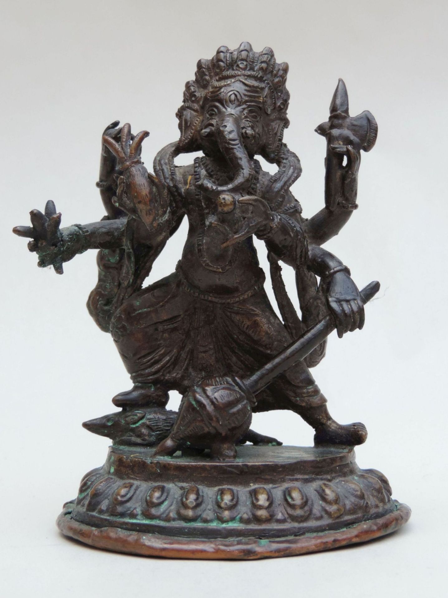 GRUPPE, Indien, 19./Anf 20.Jh., Bronze, Shiva in Elefantengestalt, zahlreiche Attribute, 15 x 12