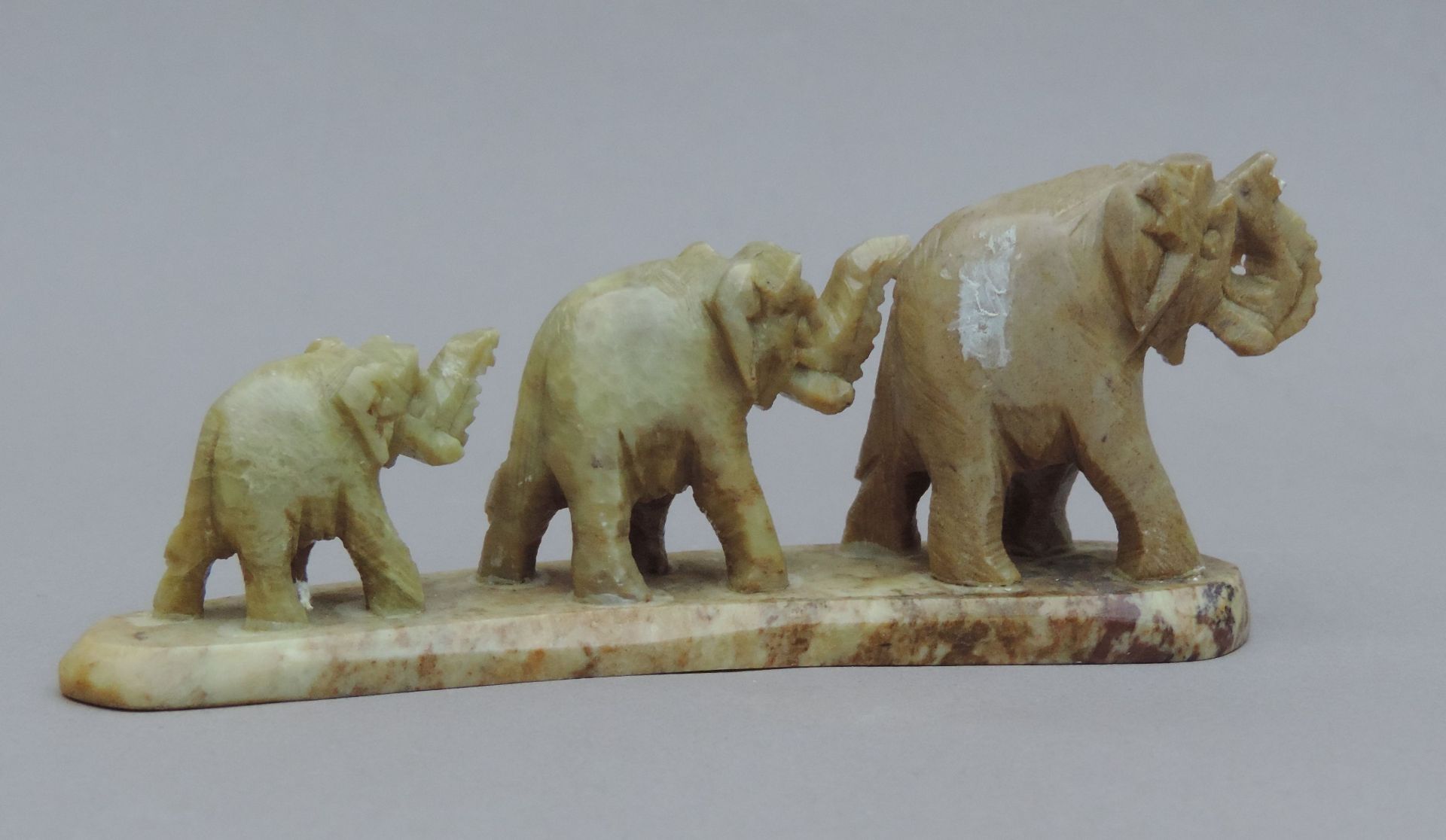 MINIATURGRUPPE, Speckstein, 3 Elefanten in Kolonne auf gebogenem Marmorsockel montiert, H 5, L 11