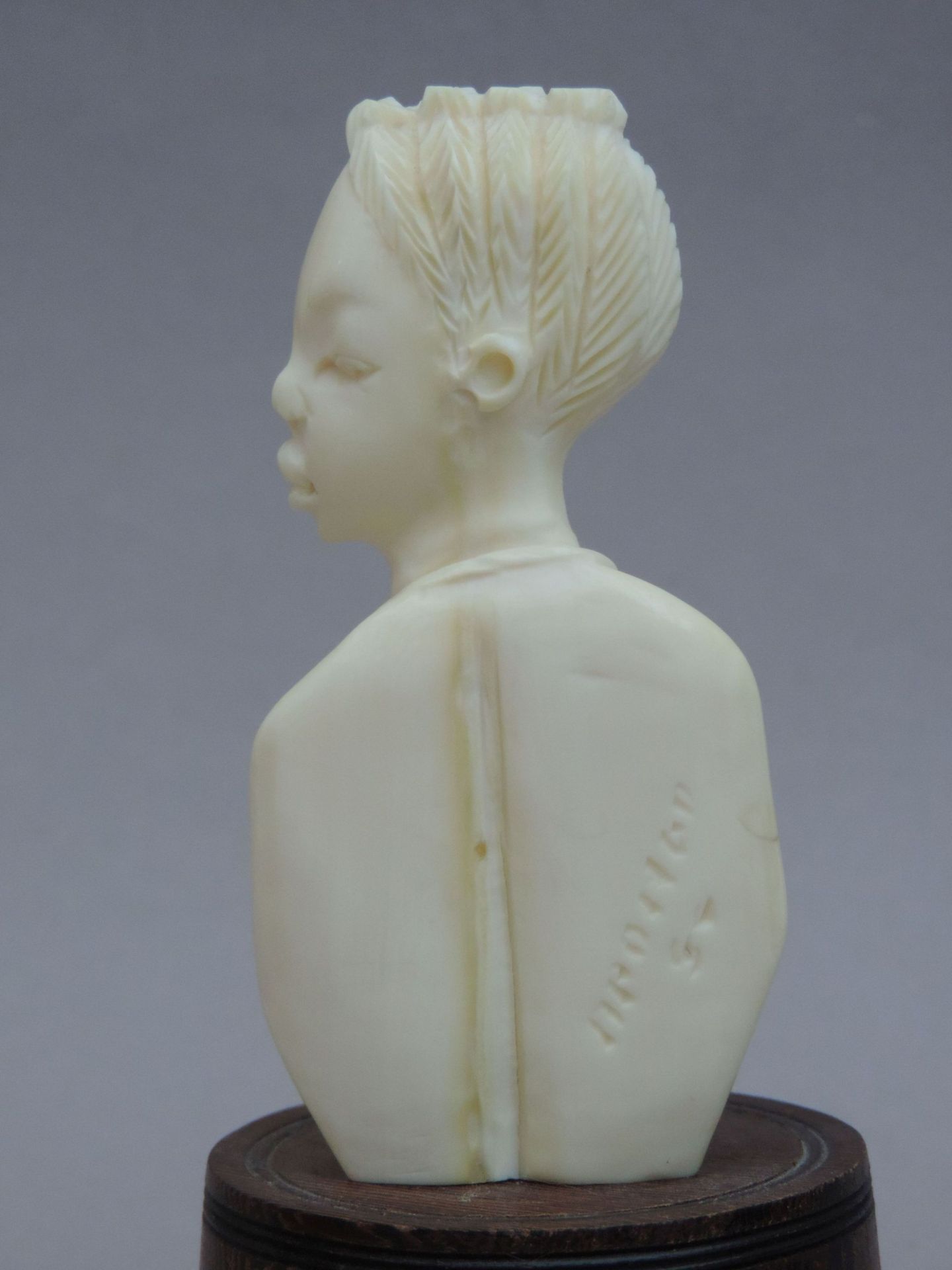 BÜSTE, Elfenbein, Portrait einer afrikanischen Dame in Seitenansicht auf Holzsockel, bez Aponga u - Image 2 of 2