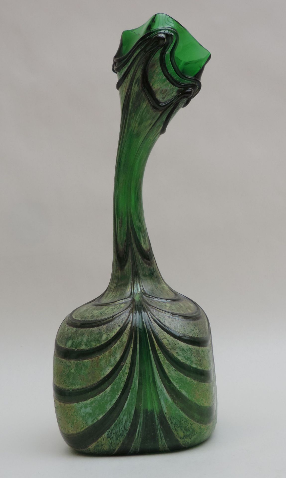 SOLIFLEURVASE, Jugendstil, grün, Fadenmuster, gebogter Hals m eckiger Öffnung, Kubusförmiger - Image 2 of 2