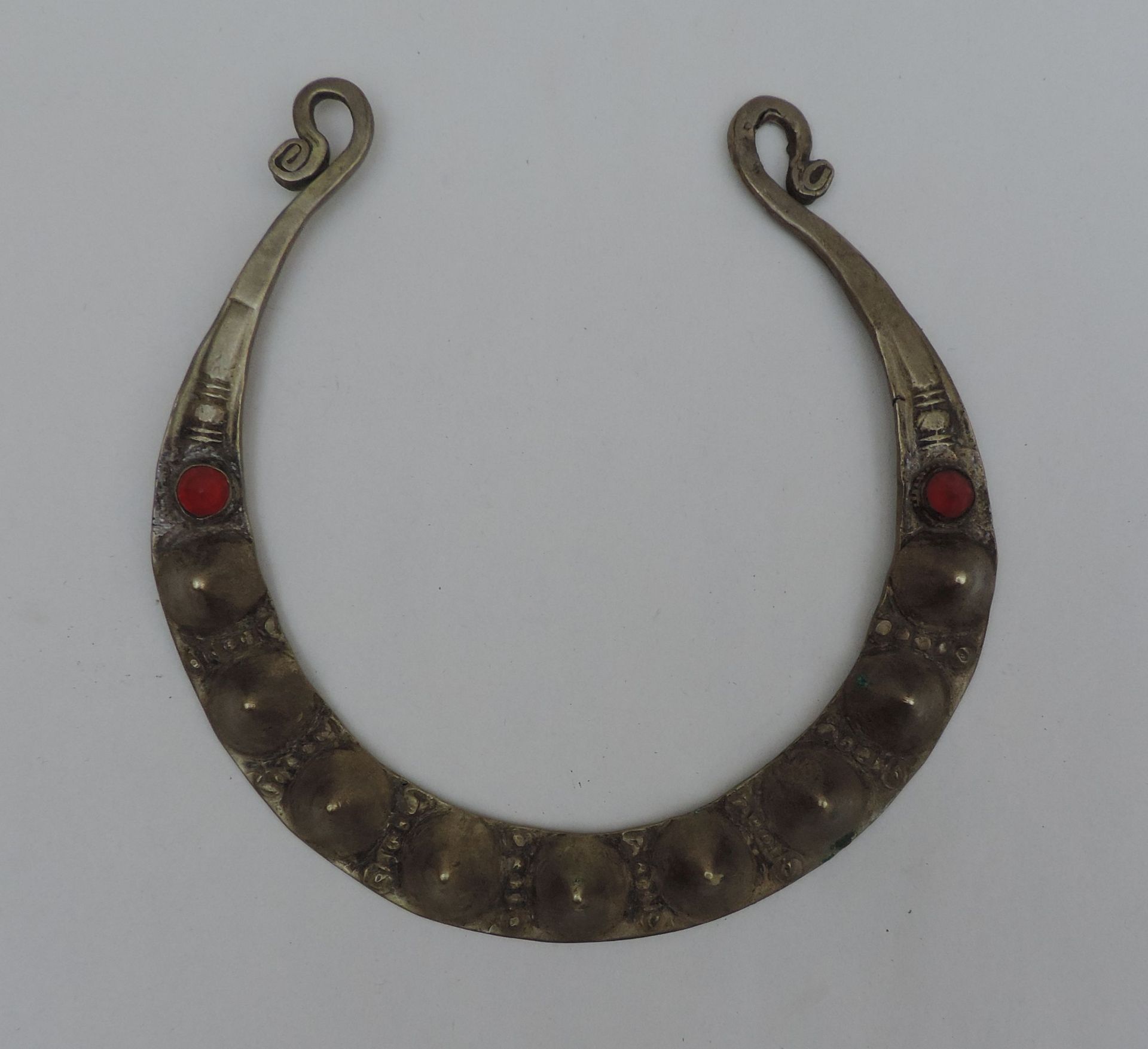 RÜCKENSCHMUCK, Teke-Turkoman, 1.H.20.Jh., Messing, verlaufende Hufeisenform mit volutierenden