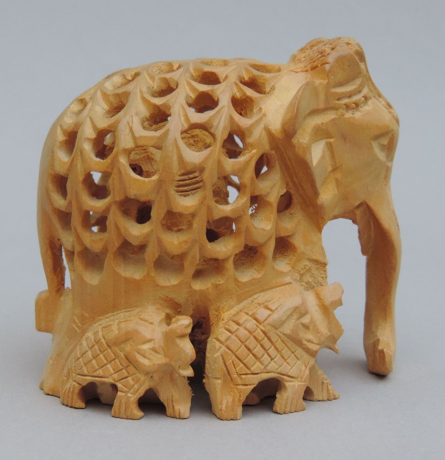 FIGUR, Holz, asiatisch, neuzeitlich, Elefant m durchbrochenem Korpus, innenliegend ein Weiterer,
