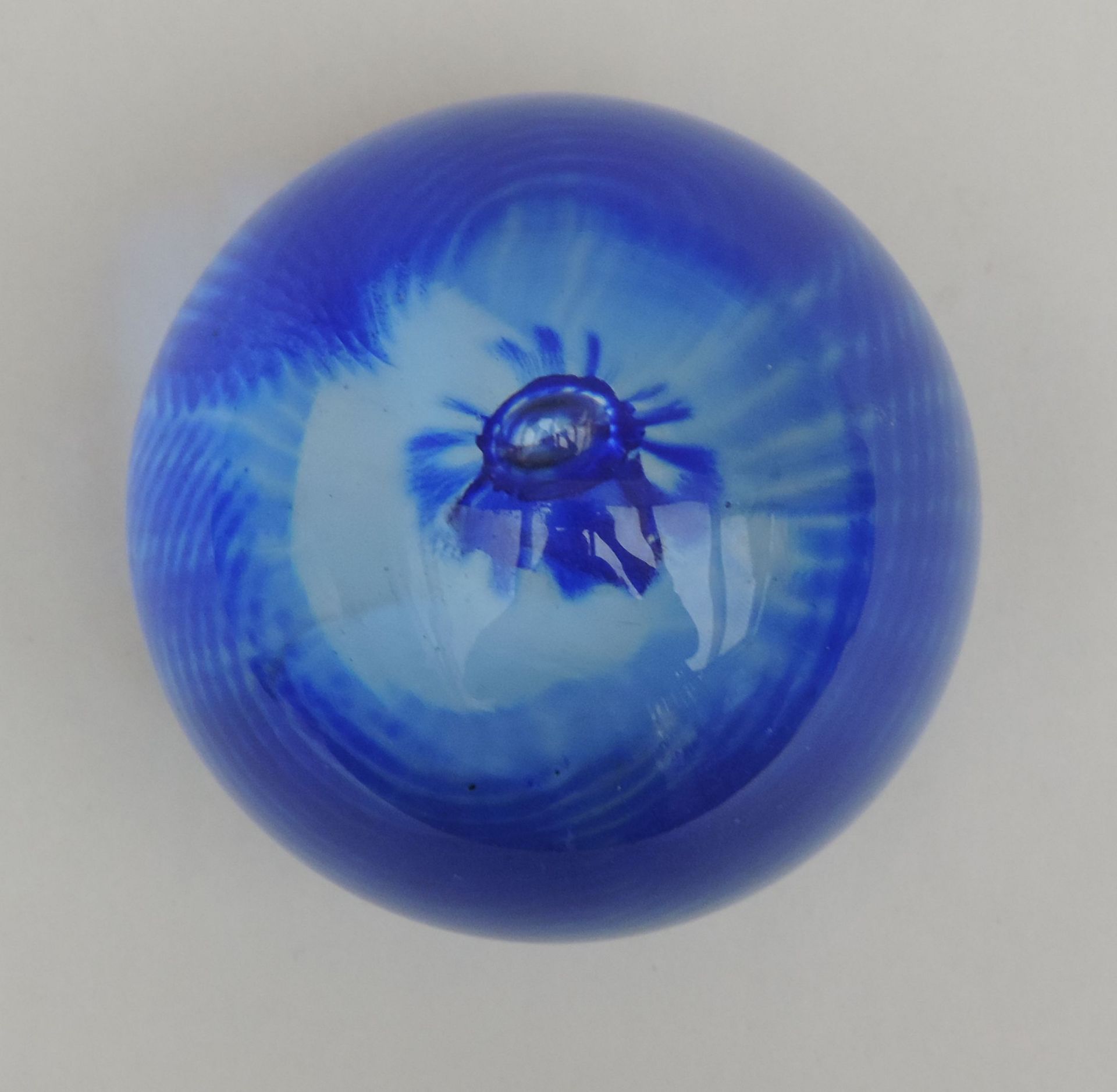 PAPERWEIGHT, kugelförmiger Korpus, farbloses Glas m blauen wellenförmigen Einzügen, zentral - Image 2 of 2