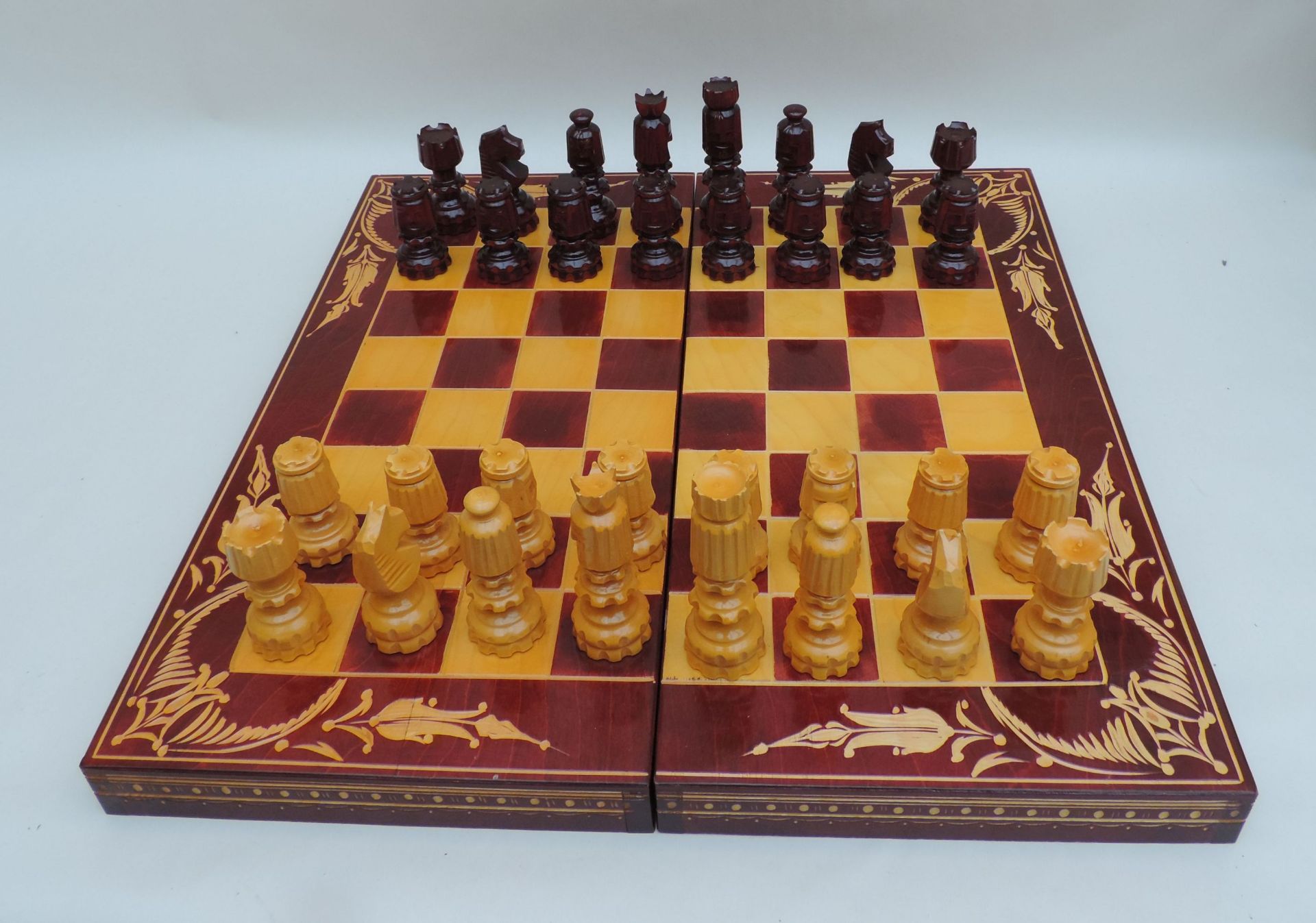 SPIELEGARNITUR, Ungarn, bestehend aus Schachspiel mit Brettschatulle, innen Backgammon, Rüster,