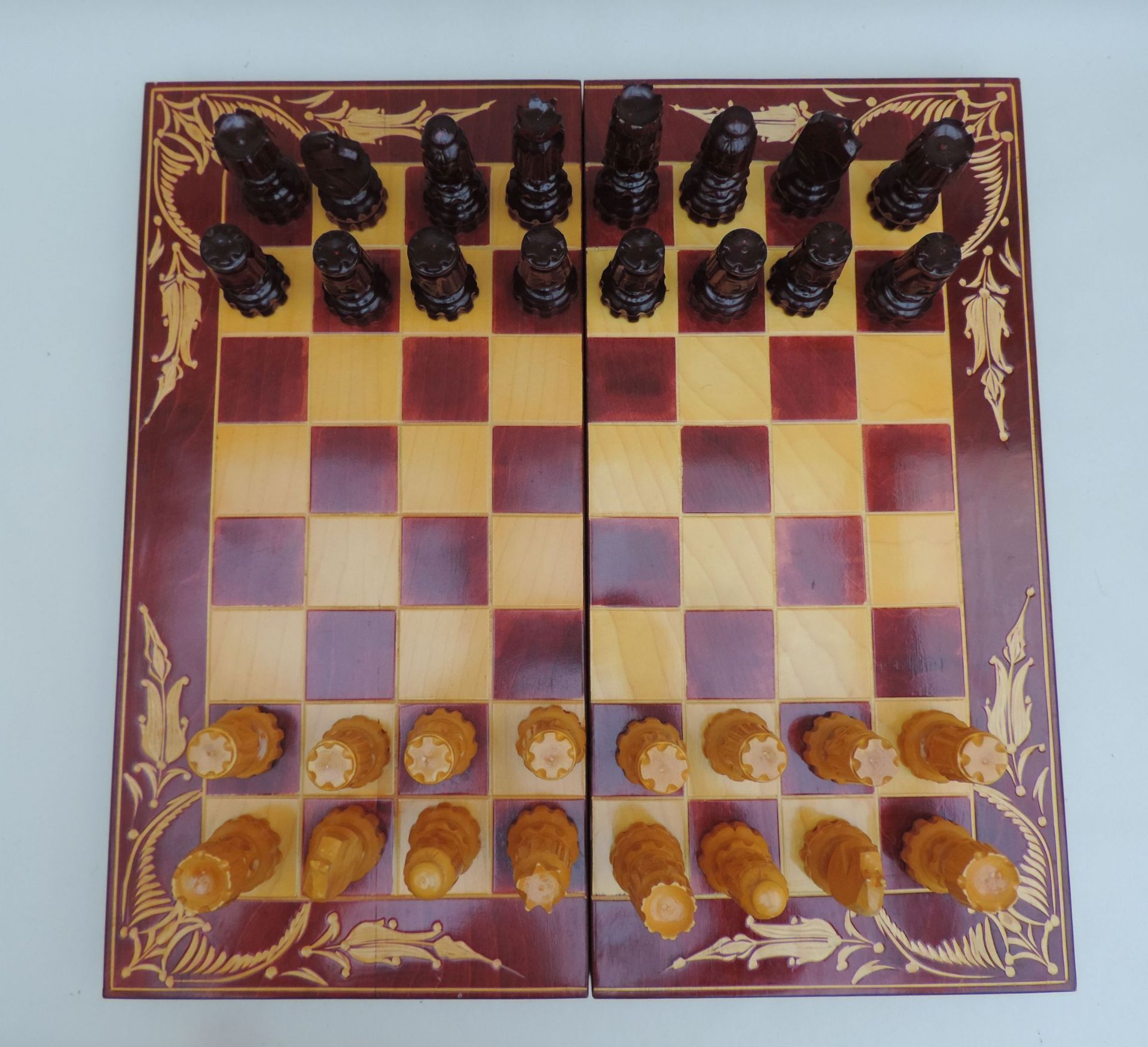 SPIELEGARNITUR, Ungarn, bestehend aus Schachspiel mit Brettschatulle, innen Backgammon, Rüster, - Bild 3 aus 4