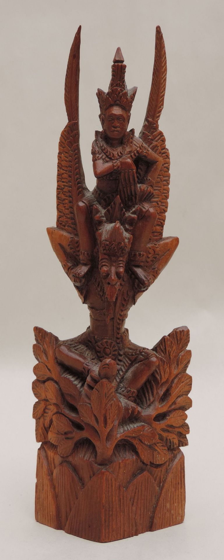 GRUPPE, Bali, Teak, Turm von mythologischen Gestalten, teils hinduistischer Prägung auf Strauch
