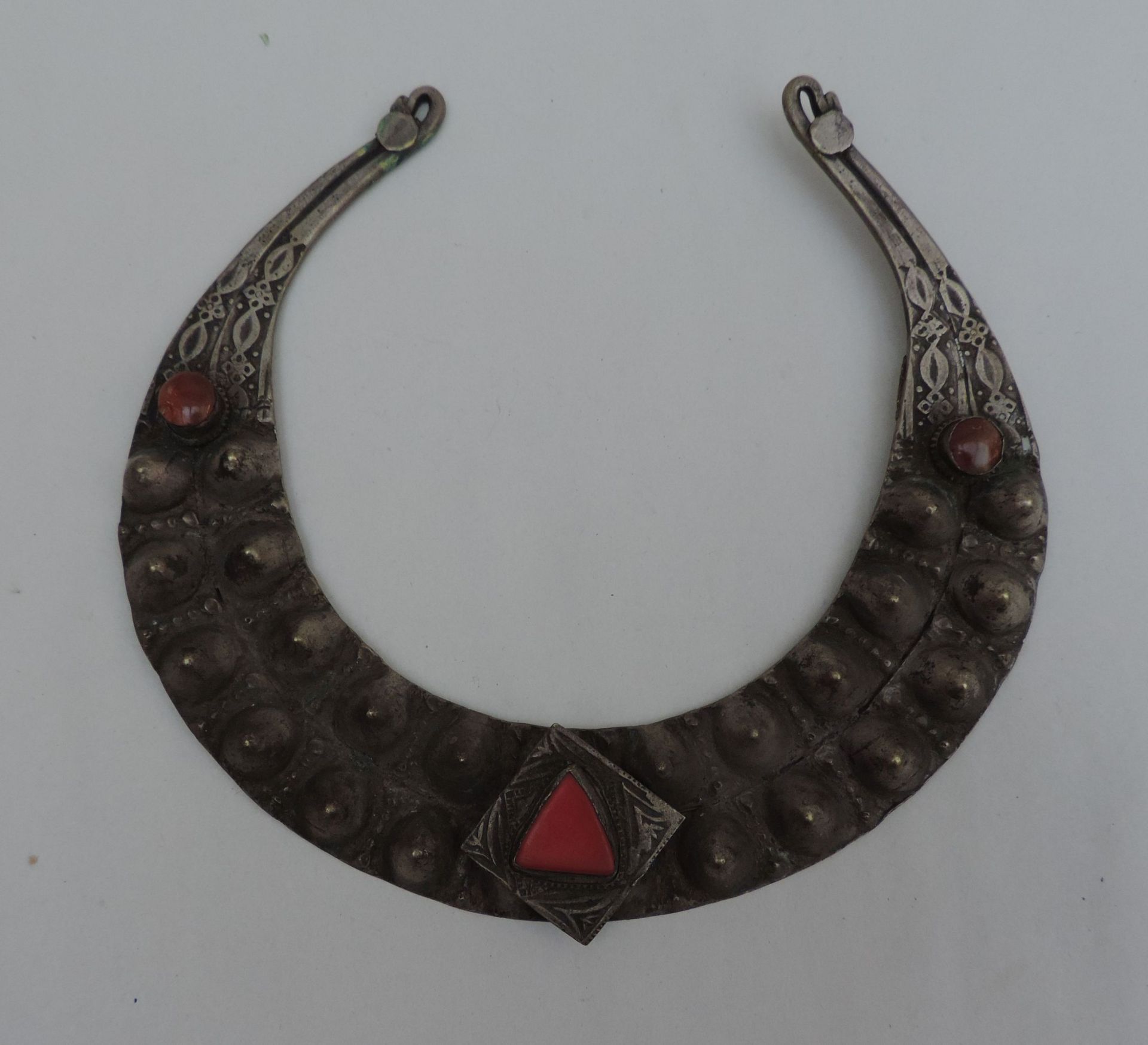 RÜCKENSCHMUCK, Teke-Turkoman, 1.H.20.Jh., Beduinensilber, verlaufende Hufeisenform mit volutierenden