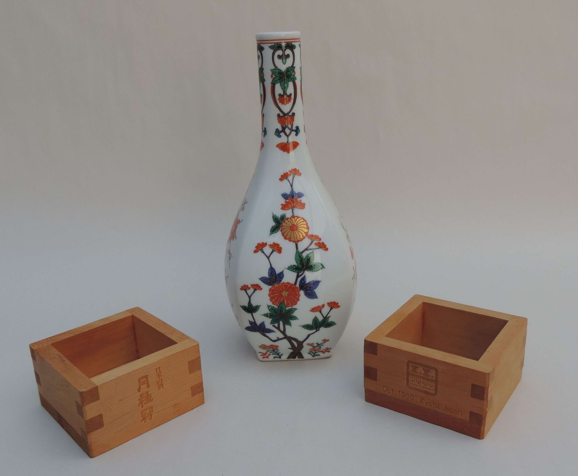 SAKEFLASCHE, Kakiemon, Showa-Zeit, 1970er, bedruckt, Chrysanthemengewächse, H 24,5, dazu 2