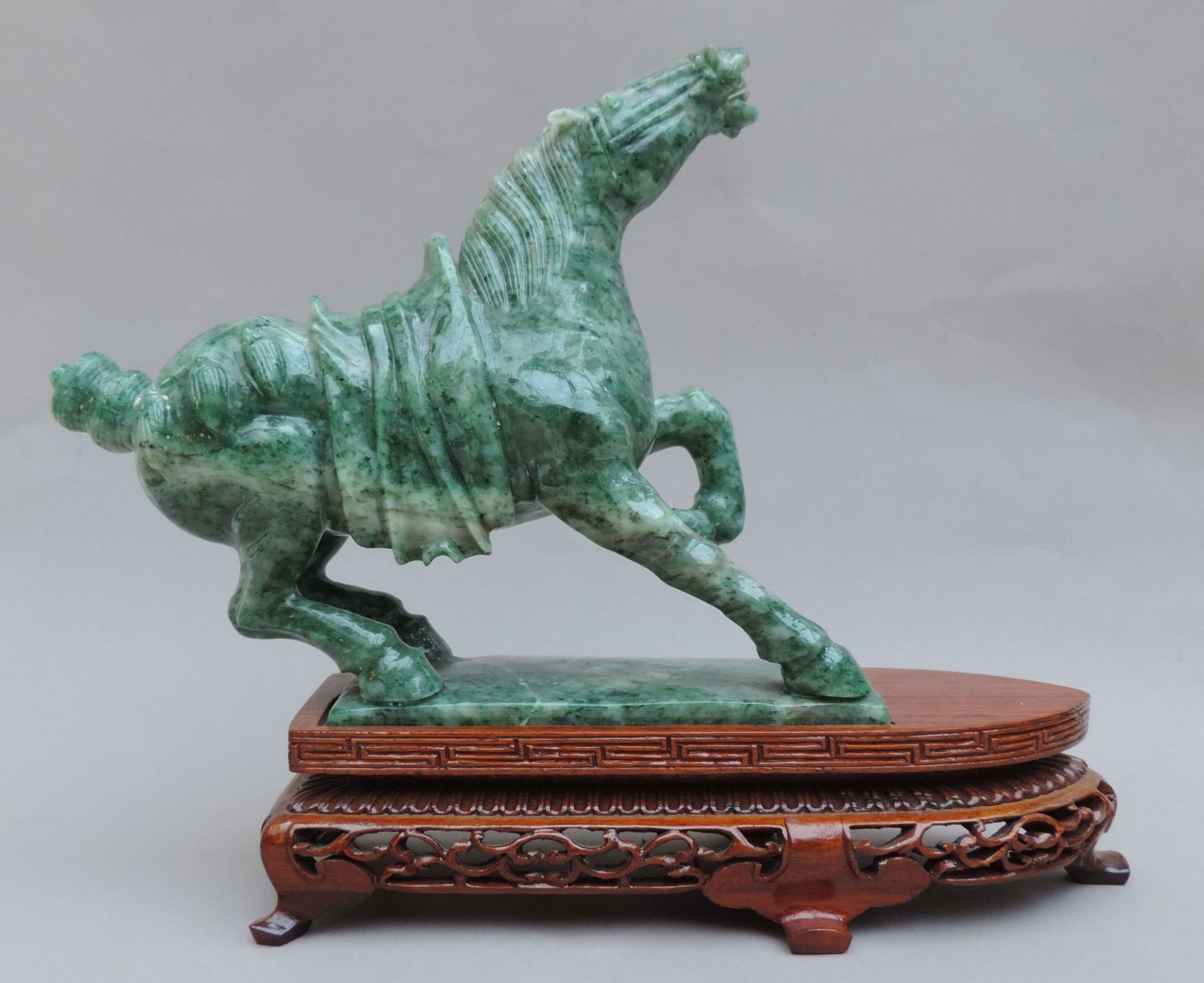 FIGUR, Tang-Pferd stehend, grüne Jade, Holzsockel, 22 x 29 x 6