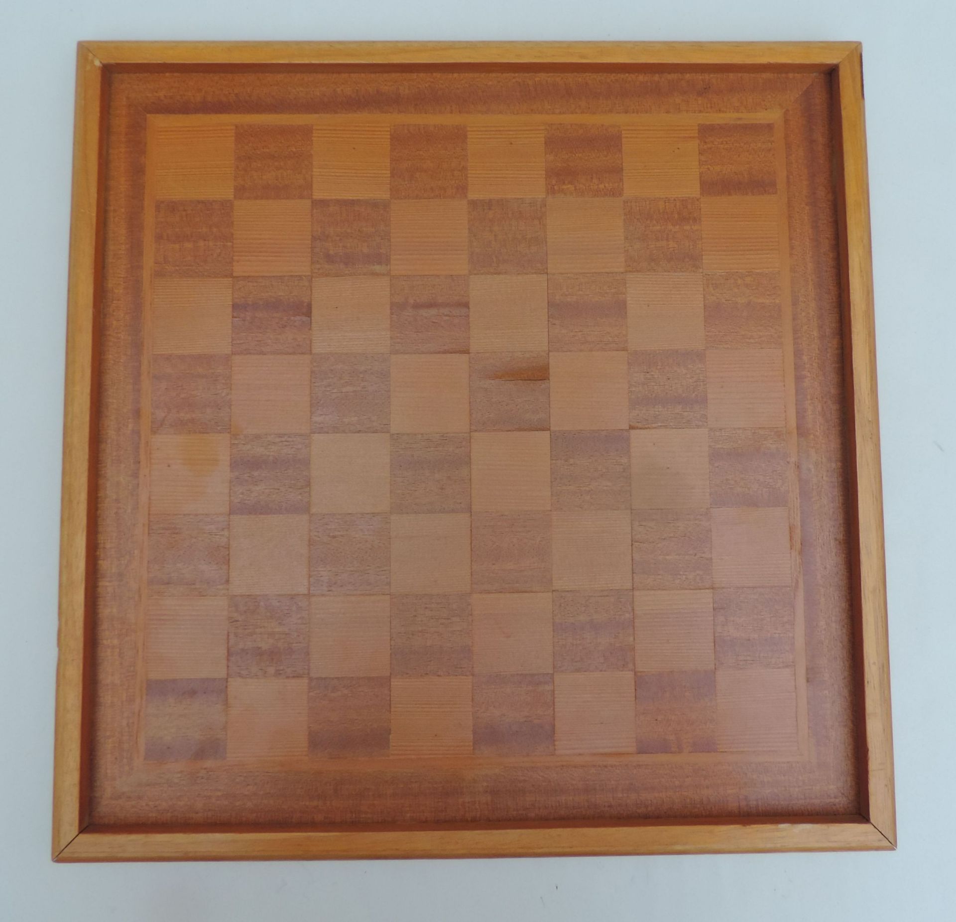 SCHACH/MÜHLEBRETT, versch Hölzer, profilierter Rahmen, 40 x 40 - Bild 2 aus 3