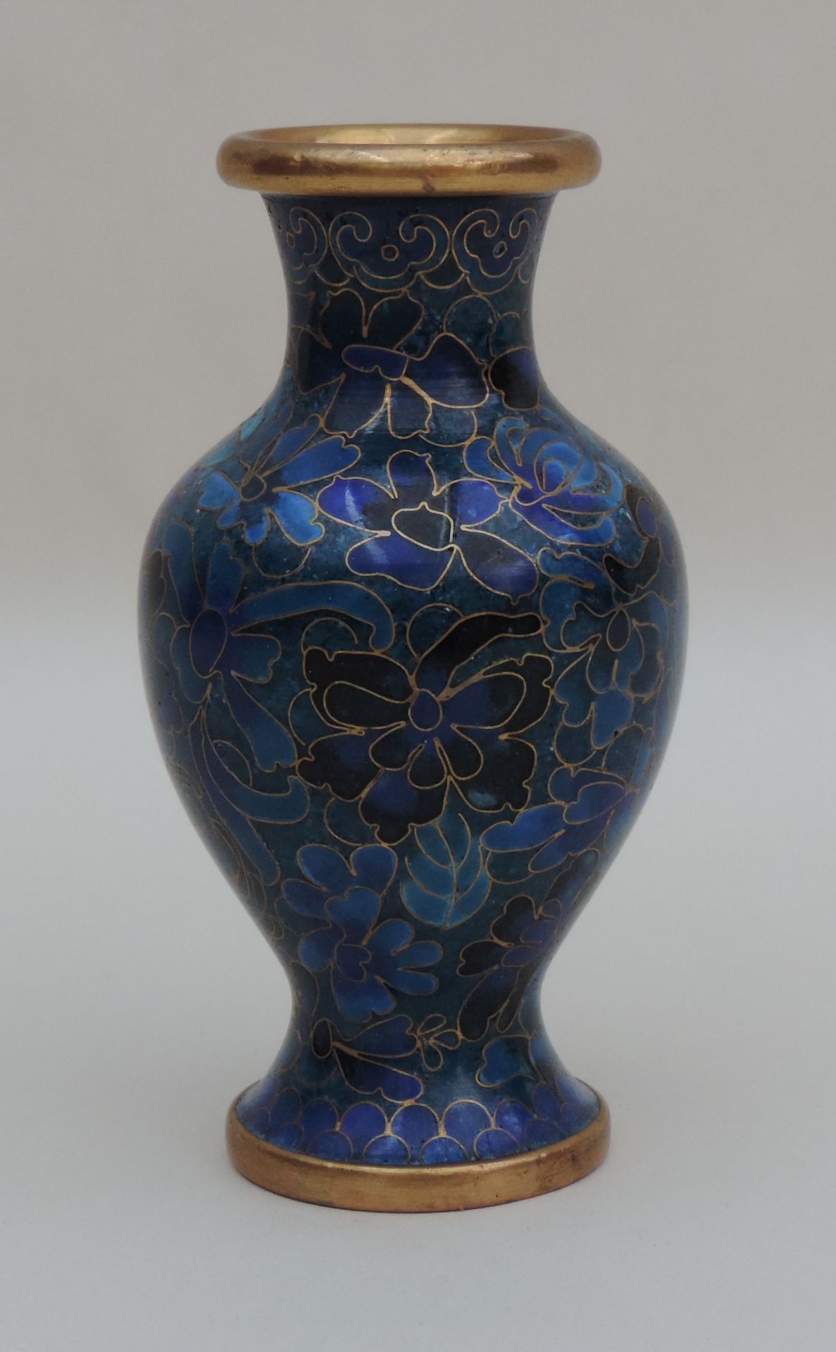 BALUSTERÜBERHANGVÄSCHEN, China, Cloisonné, durchgemustert, div Blüten auf changierend blauem