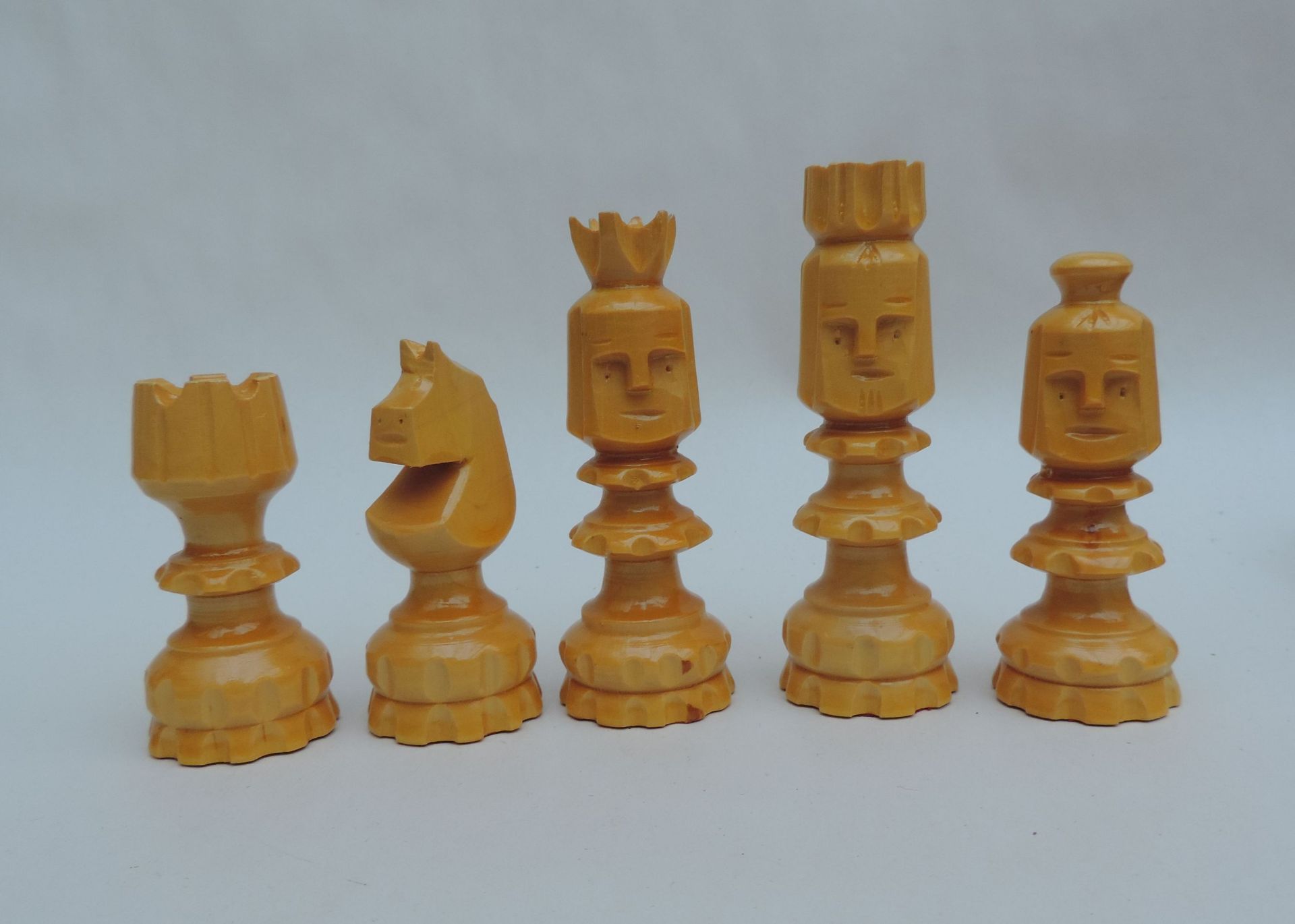SPIELEGARNITUR, Ungarn, bestehend aus Schachspiel mit Brettschatulle, innen Backgammon, Rüster, - Bild 4 aus 4