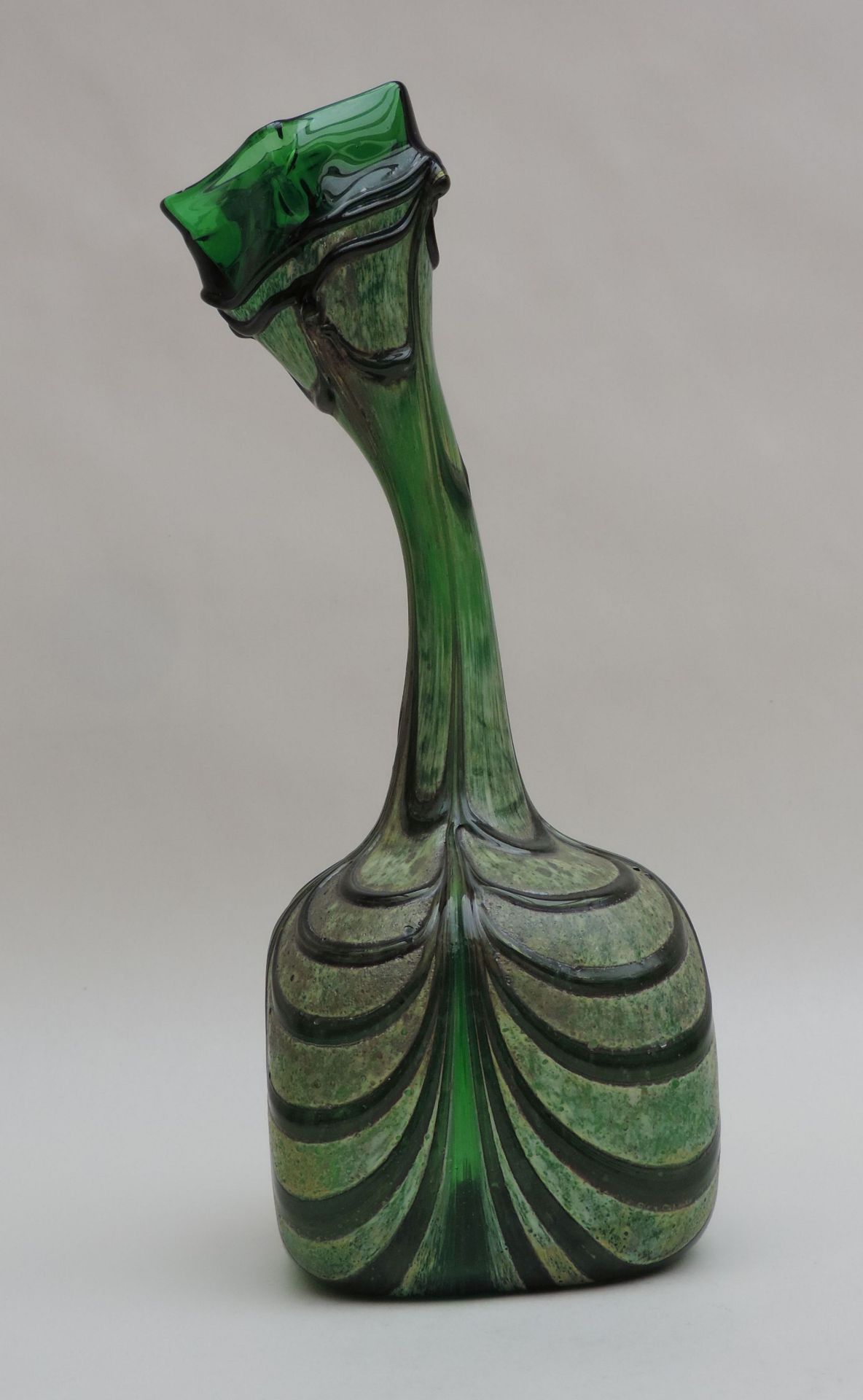 SOLIFLEURVASE, Jugendstil, grün, Fadenmuster, gebogter Hals m eckiger Öffnung, Kubusförmiger