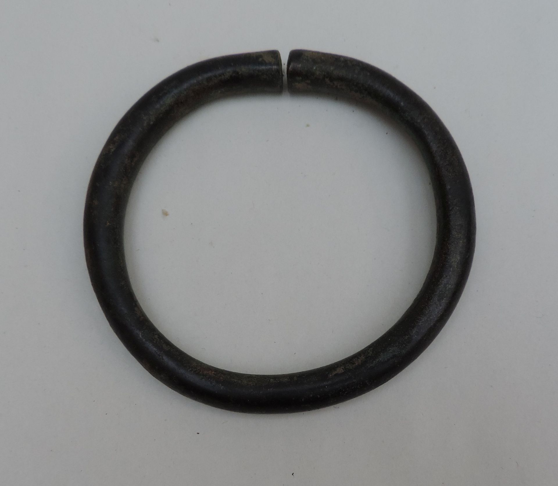 SPRENGARMREIF, bronzezeitlich, schwarz-grüne Patina, je runde Form, Dm 9,2
