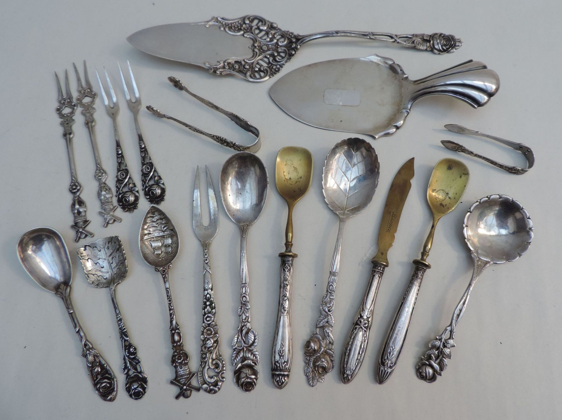BESTECKTEILE, Konv von 18, 800-Silber, dabei Tortenschaufel, 2 Teeschäufelchen und 2 -löffel, 4