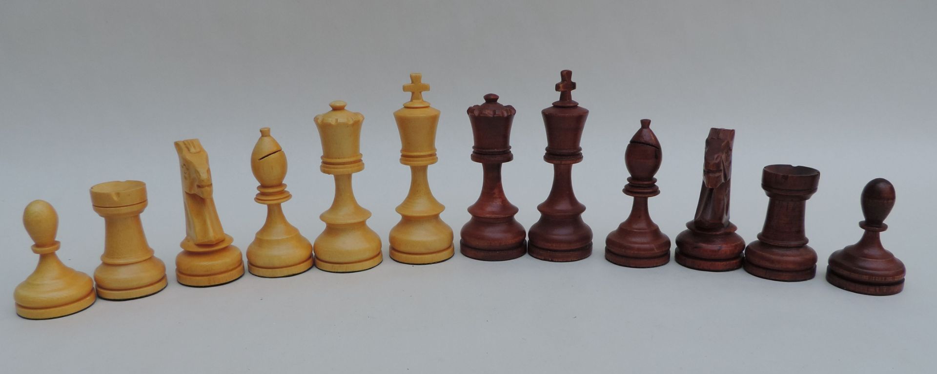 SCHACHGARNITUR, Schatullenbrett, Klappdeckel, vorderer Orient, schwarzer Lack, Miniaturmosaik- - Bild 3 aus 3