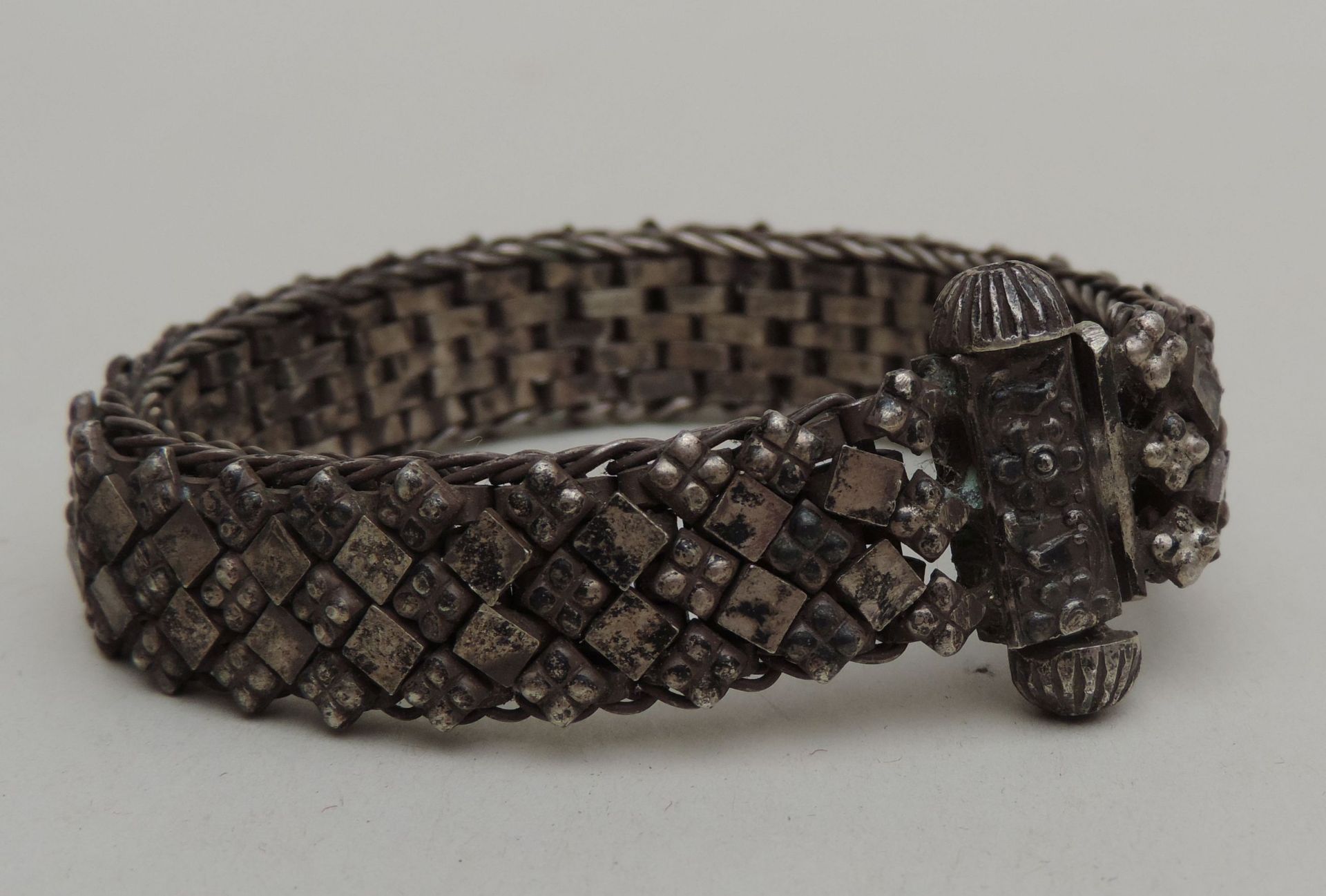 PANZERARMBAND, Indien, 1.H.20.Jh., Beduinensilber, Glieder mit Rauten bzw Rosettendekor, - Image 2 of 2