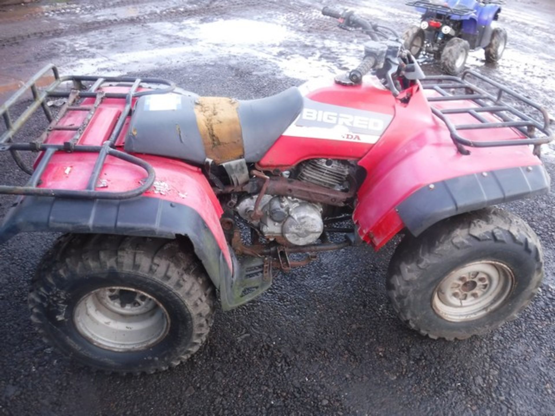 HONDA BIG RED QUAD BIKE **NON RUNNER** - Image 8 of 19