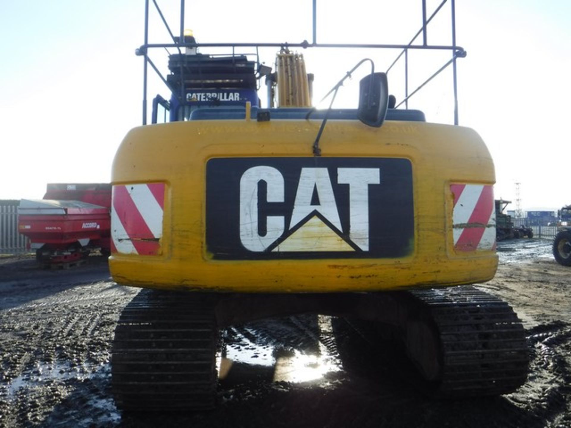 CATERPILLAR 320D TRACKED 360 EXCAVATOR, QUICK HITCH, 2xBUCKETS AND FORKS YEAR 2007 15491 HOURS (NOT - Image 18 of 39