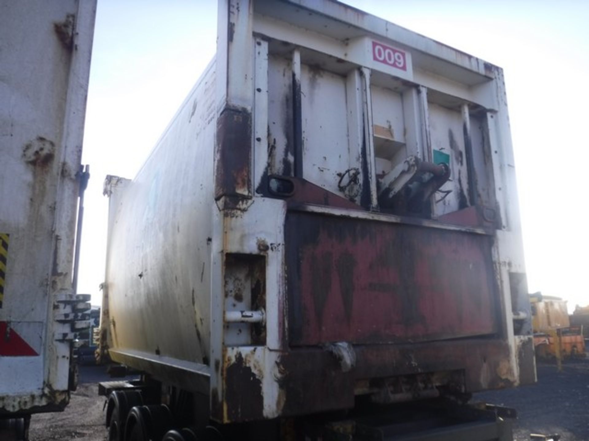 TRI-AXLE ARTICULATED TRAILER WITH WASTE COMPACTOR SKIP - 2009 SN - SW32111568D006810 - Image 15 of 17