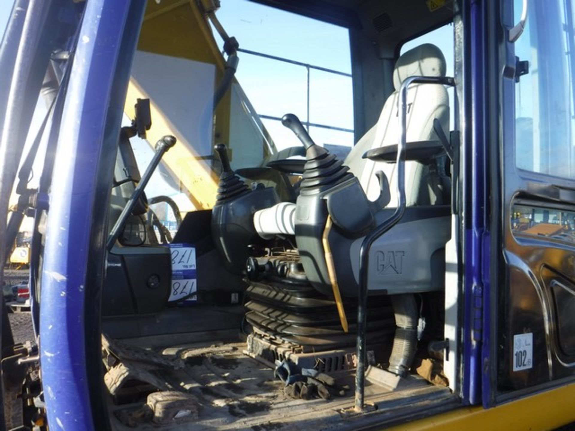 CATERPILLAR 320D TRACKED 360 EXCAVATOR, QUICK HITCH, 2xBUCKETS AND FORKS YEAR 2007 15491 HOURS (NOT - Image 23 of 39