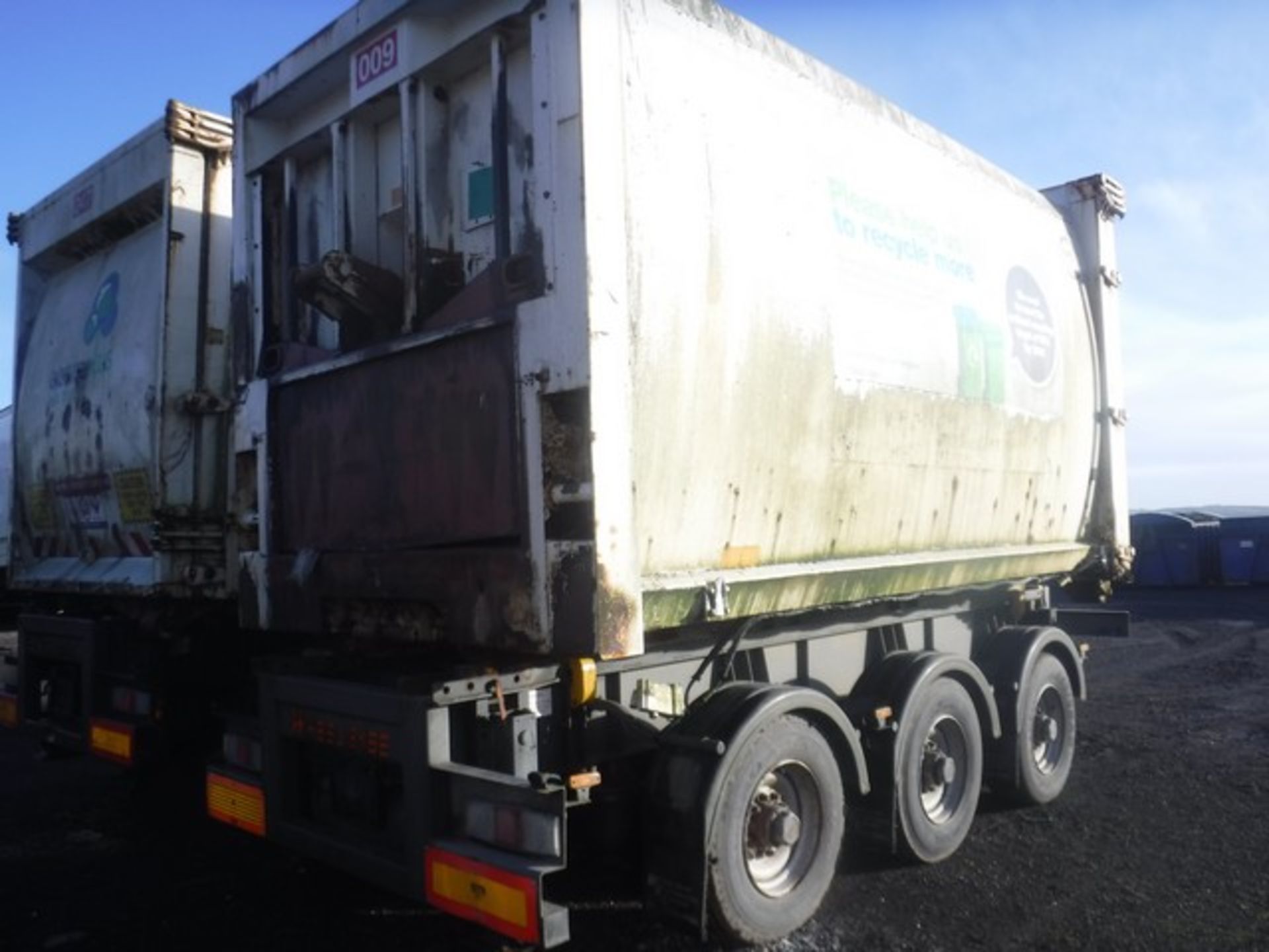 TRI-AXLE ARTICULATED TRAILER WITH WASTE COMPACTOR SKIP - 2009 SN - SW32111568D006810 - Image 16 of 17