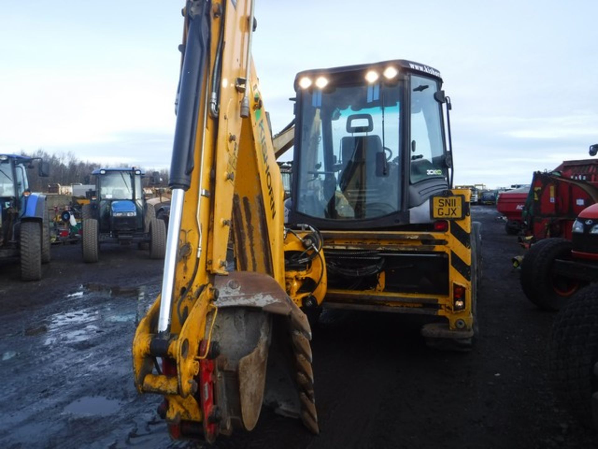 JCB 2011 TRACTOR/ DIGGER 9500HRS (NOT VERIFIED) SERVO CONTROLS REG - SN11GJX - Image 8 of 13