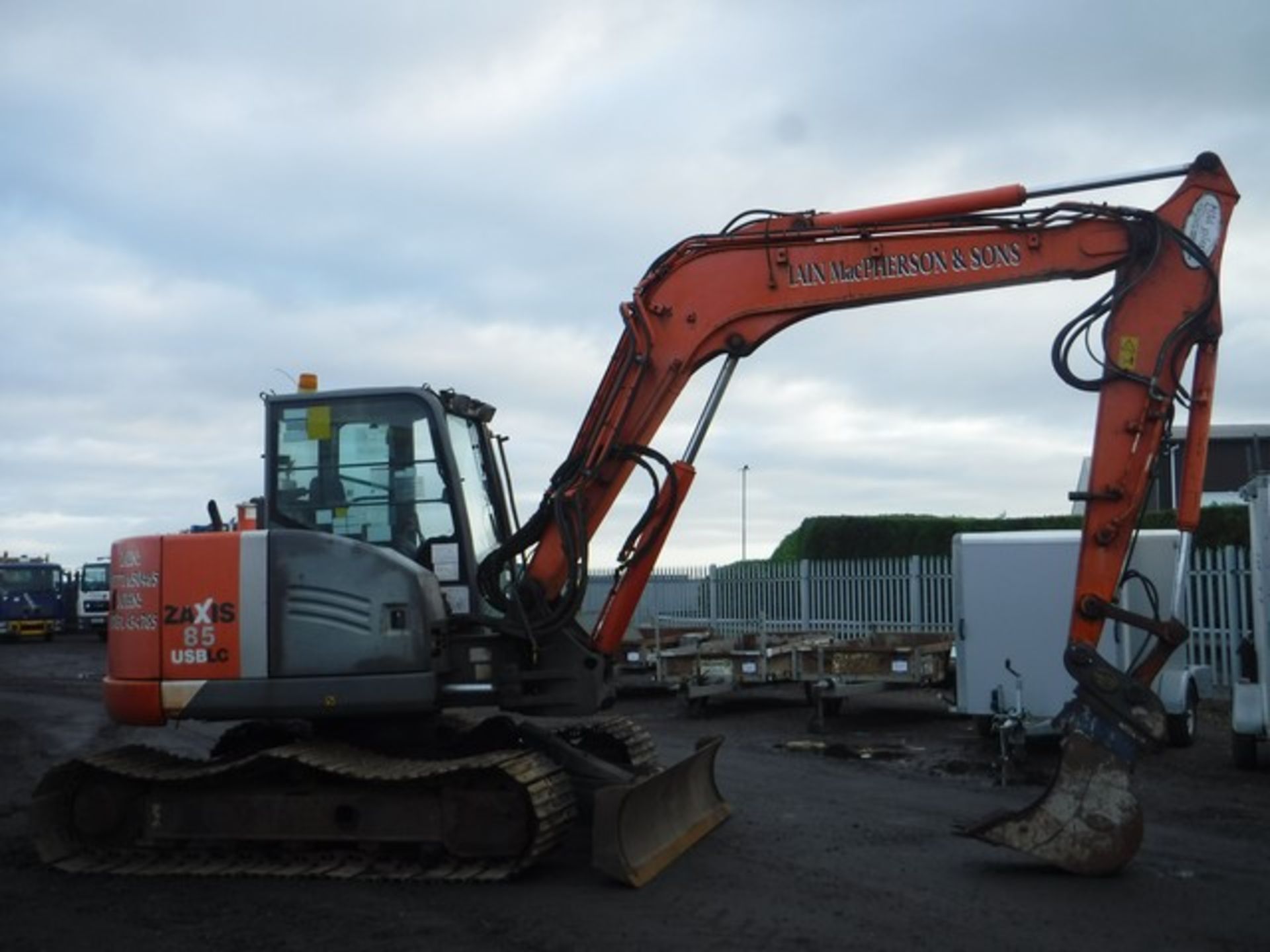 2009 HITACHI 360 EXCAVATOR ZAXIS 85 C/W 3 BUCKETS AND QUICK HITCH 6441HRS (NOT VERIFIED) - Image 9 of 27