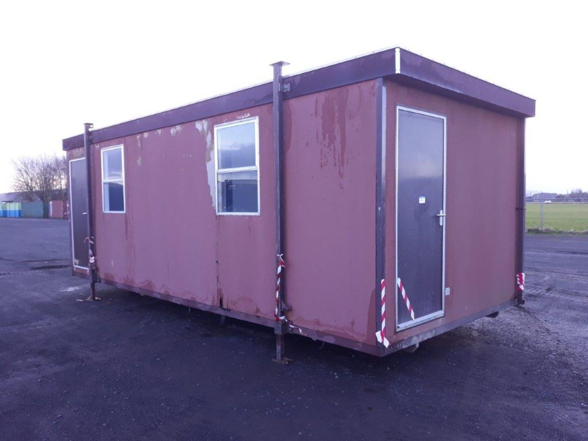 24ft x 10ft ANSCO TEXTURED JACKLEG CABIN 2010 - MINERAL WOOL INSULATION 50/50 SPLIT, 2 DOORS, 2 HEAT - Image 2 of 12