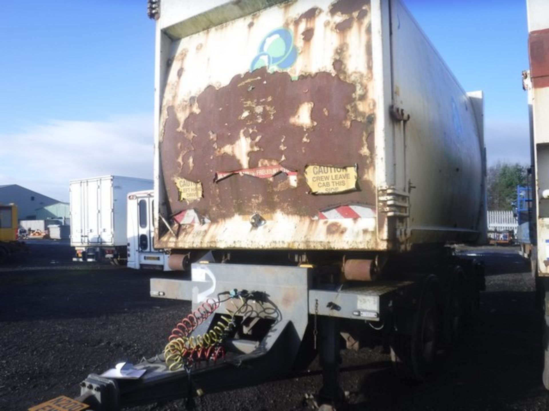 TRI-AXLE ARTICULATED TRAILER WITH WASTE COMPACTOR SKIP - 2009 SN - SW32111568D006810 - Image 7 of 17