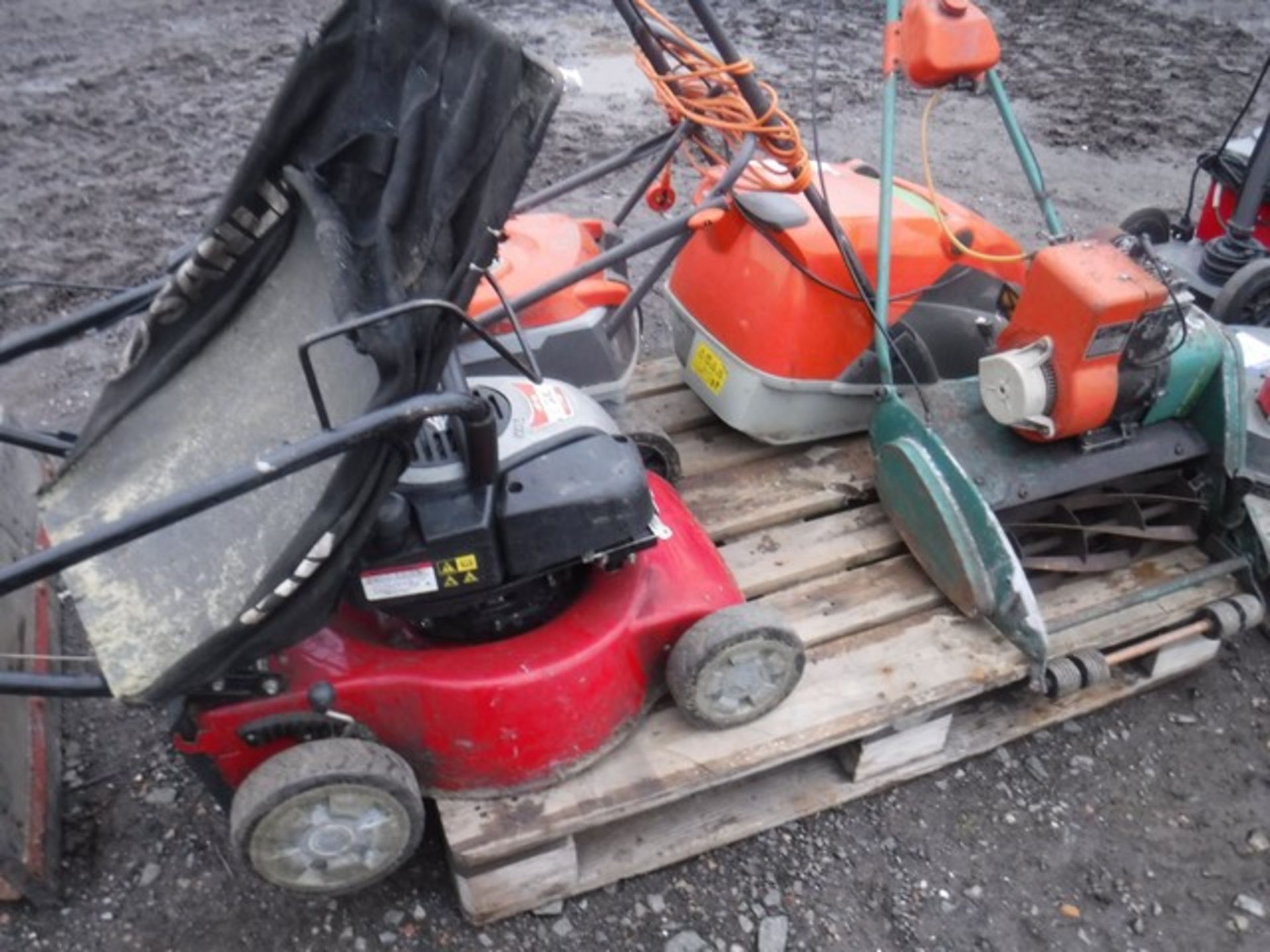 FLYMO ELECTRIC LAWNMOWER x2, PETROL SANLI DOV 700 LAWNMOWER AND VINTAGE POWER LAWNMOWER BIRMID - Image 6 of 8