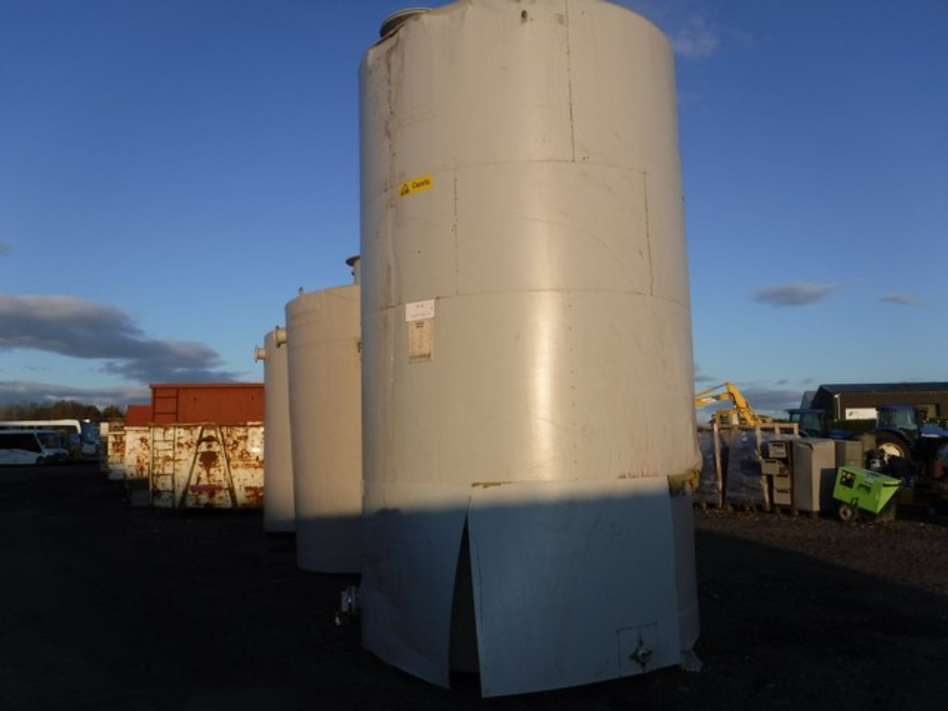 FIBERGLASS TANK 2200LTR - Image 4 of 7