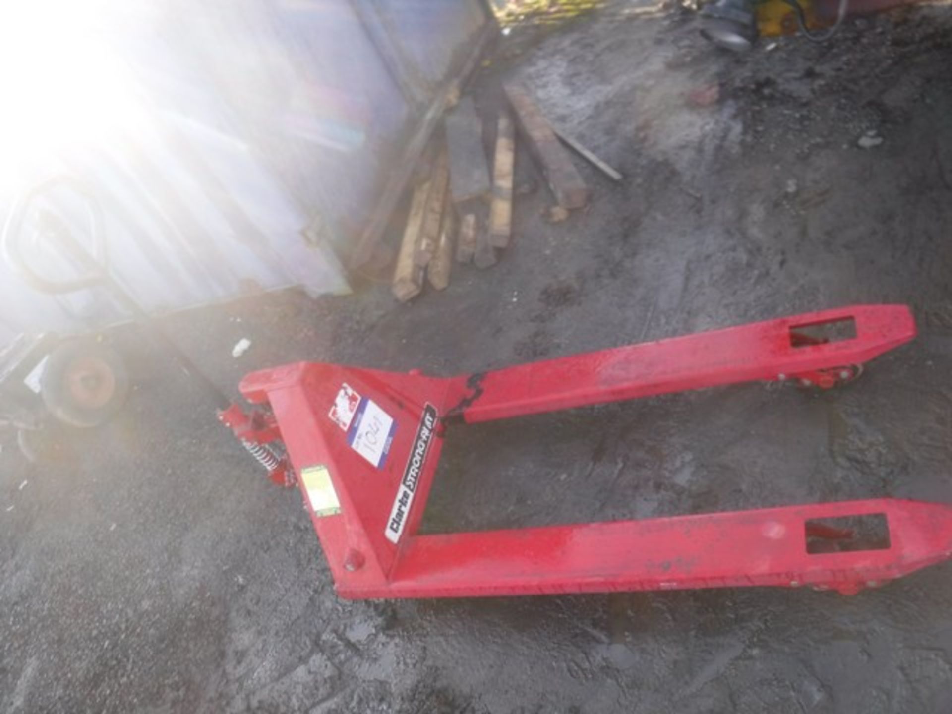 PALLET TRUCK CLARKE - RED