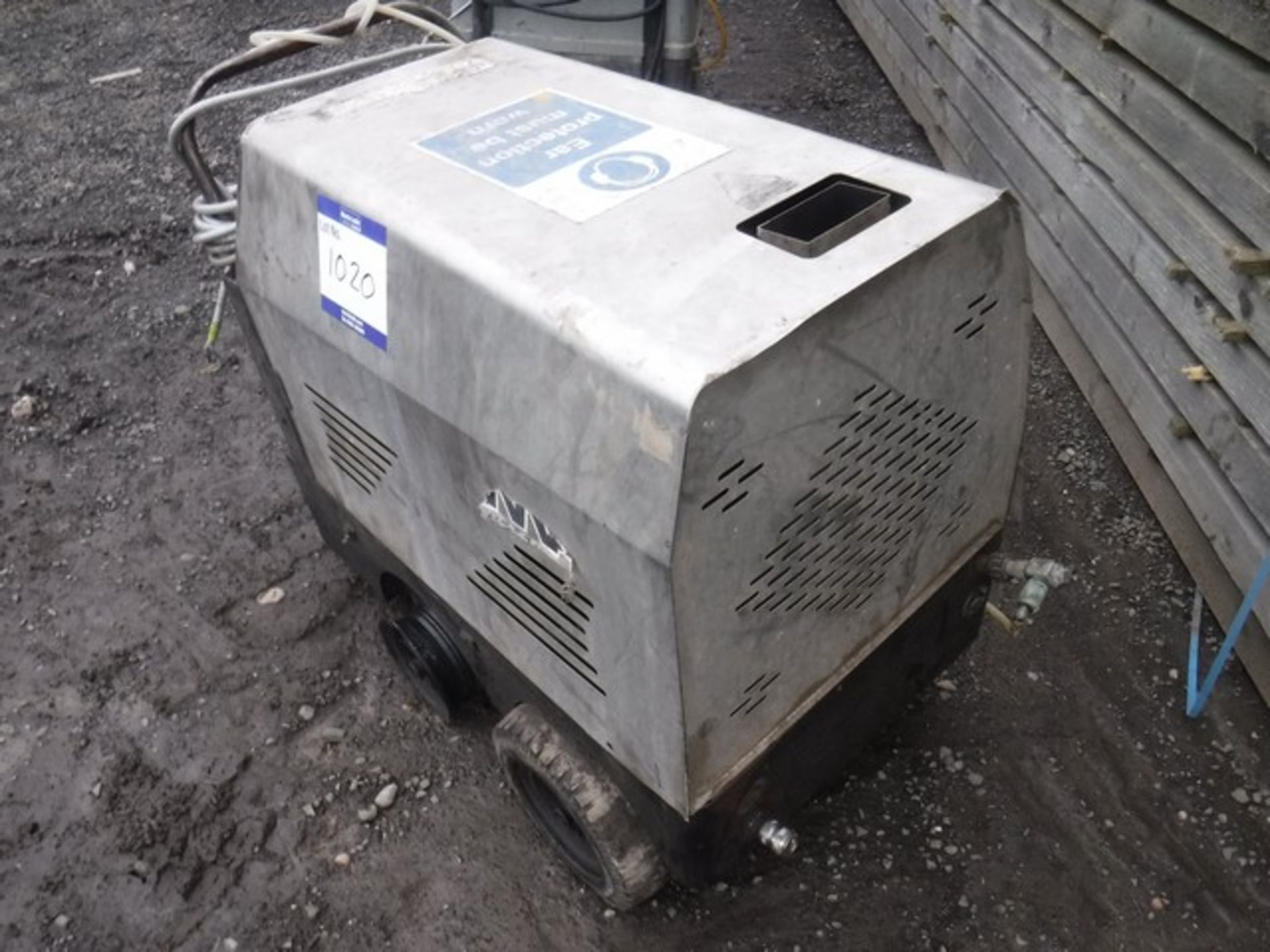 MAC AVANT POWER WASHER - HOT AND COLD **NO GUN** - Image 5 of 10