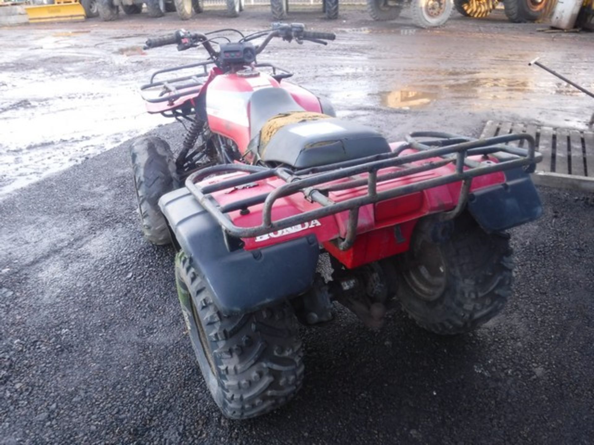 HONDA BIG RED QUAD BIKE **NON RUNNER** - Image 11 of 19