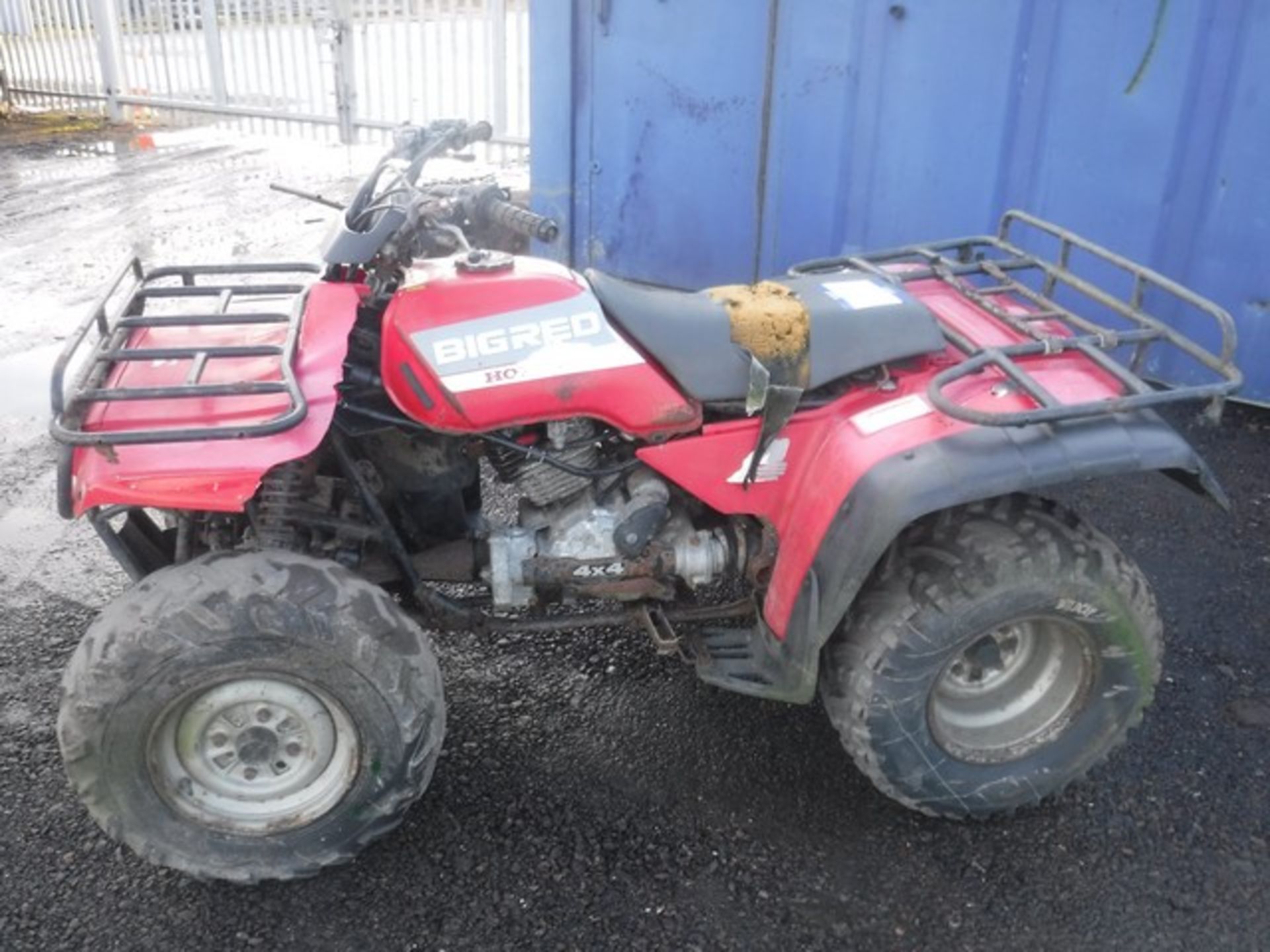 HONDA BIG RED QUAD BIKE **NON RUNNER** - Image 5 of 19