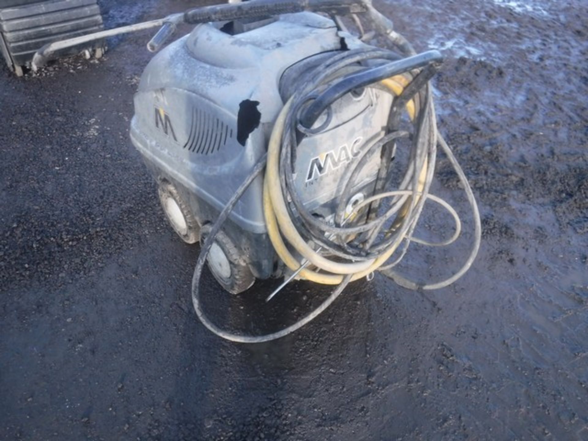 ARKA POWER WASHER DIESEL HOT AND COLD C/W HOSES AND GUN **SPARES OR REPAIR** - Image 3 of 4