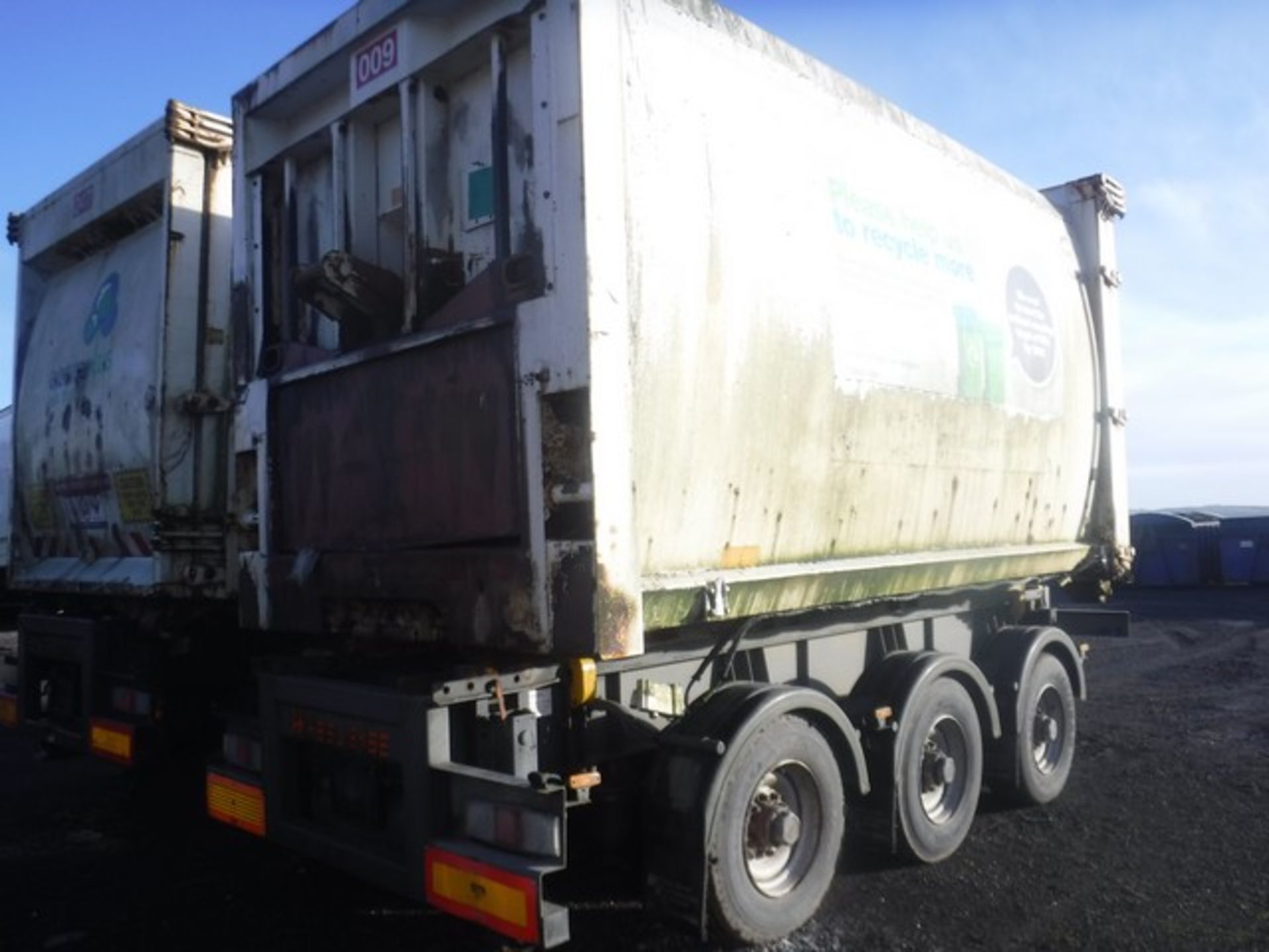 TRI-AXLE ARTICULATED TRAILER WITH WASTE COMPACTOR SKIP - 2009 SN - SW32111568D006810 - Image 17 of 17