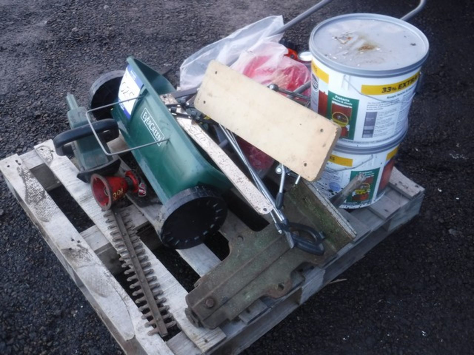 VARIOUS TOOLS - LAWN SPREADER, JACKS, VICE, DRUMS OF FENCE PAINT - Image 8 of 10