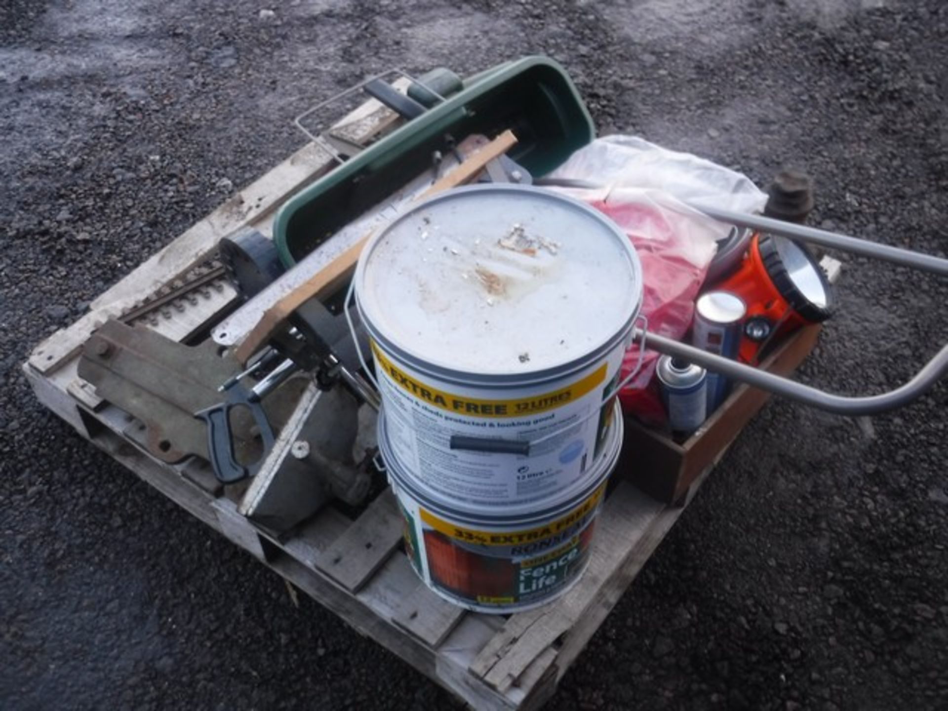 VARIOUS TOOLS - LAWN SPREADER, JACKS, VICE, DRUMS OF FENCE PAINT - Image 6 of 10