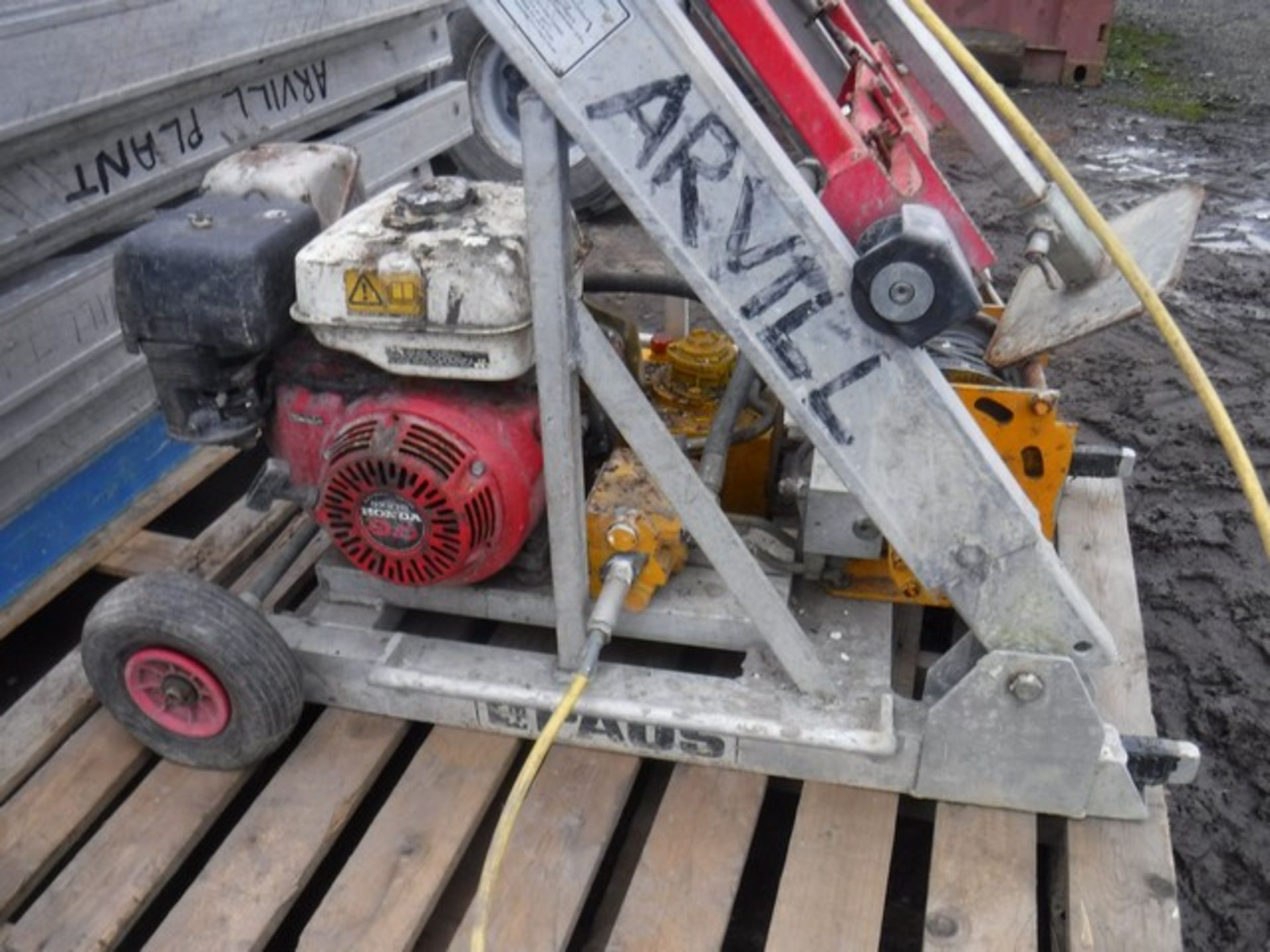 PAUS BUILDERS HOIST AND FRAME C/W GENERATOR HONDA GX270 - PETROL ASSET NO - A1232 - YEAR 2001 - Image 4 of 12