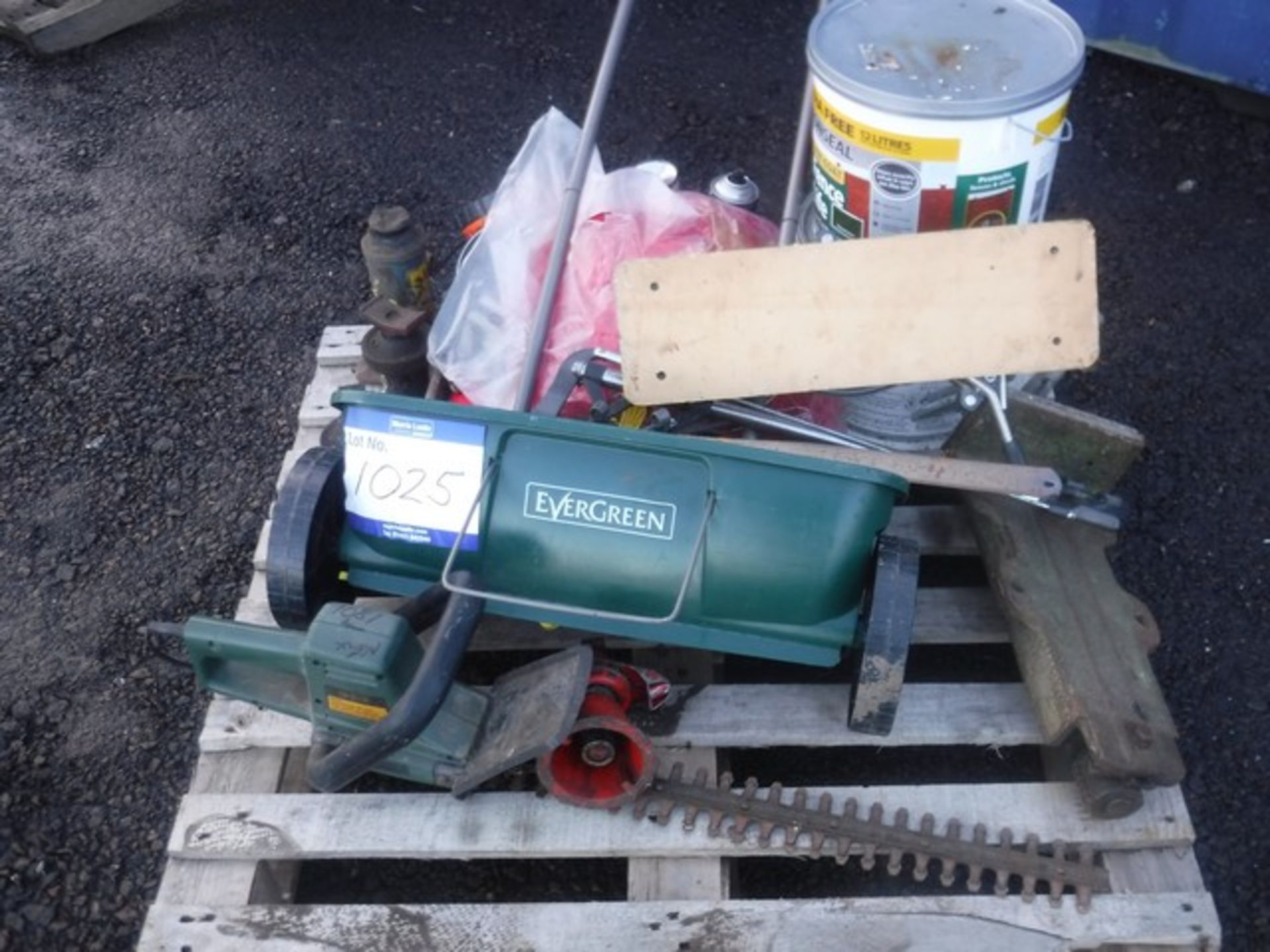 VARIOUS TOOLS - LAWN SPREADER, JACKS, VICE, DRUMS OF FENCE PAINT - Image 10 of 10